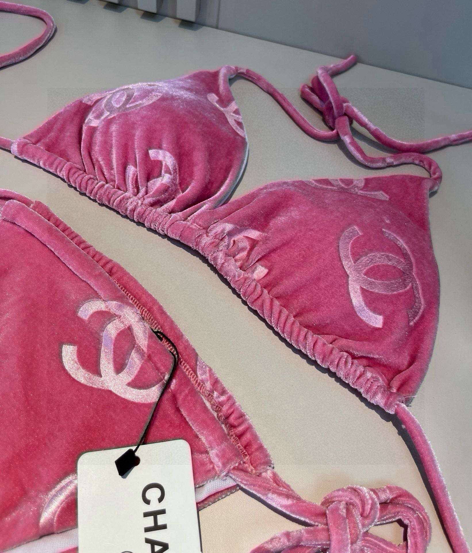 P
Chanel香奈儿灯芯绒经典比基尼三件套👙❤️😍🥰适合多种场景的游泳衣🏊‍♀️海边 游泳池 温泉 水