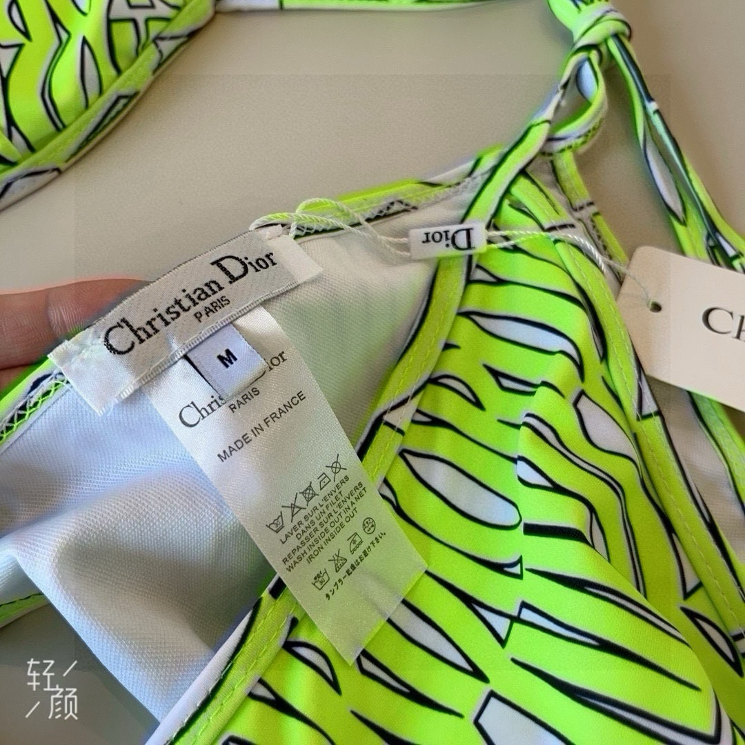 P
Dior迪奥 新款比基尼泳衣👙❤️😍🥰适合多种场景的游泳衣🏊‍♀️海边 游泳池 温泉 水上乐园 漂流