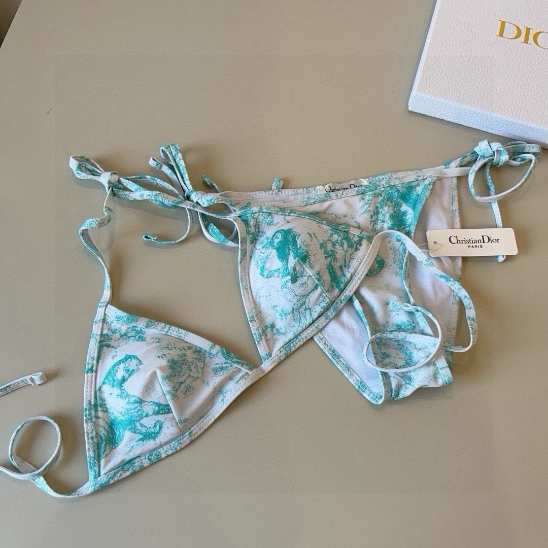 P
Dior迪奥 新款比基尼泳衣👙❤️😍🥰适合多种场景的游泳衣🏊‍♀️海边 游泳池 温泉 水上乐园 漂流