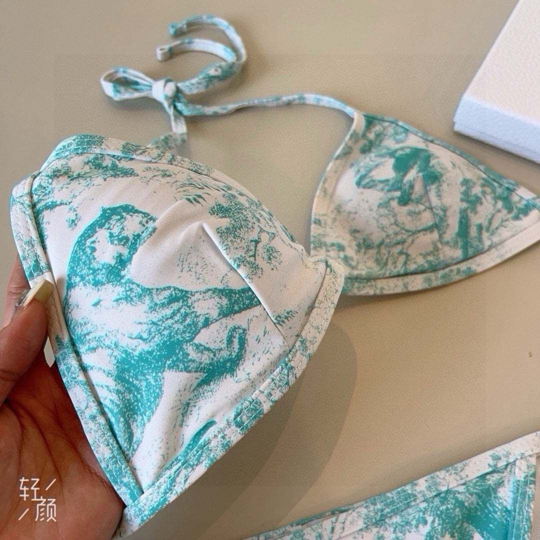 P
Dior迪奥 新款比基尼泳衣👙❤️😍🥰适合多种场景的游泳衣🏊‍♀️海边 游泳池 温泉 水上乐园 漂流