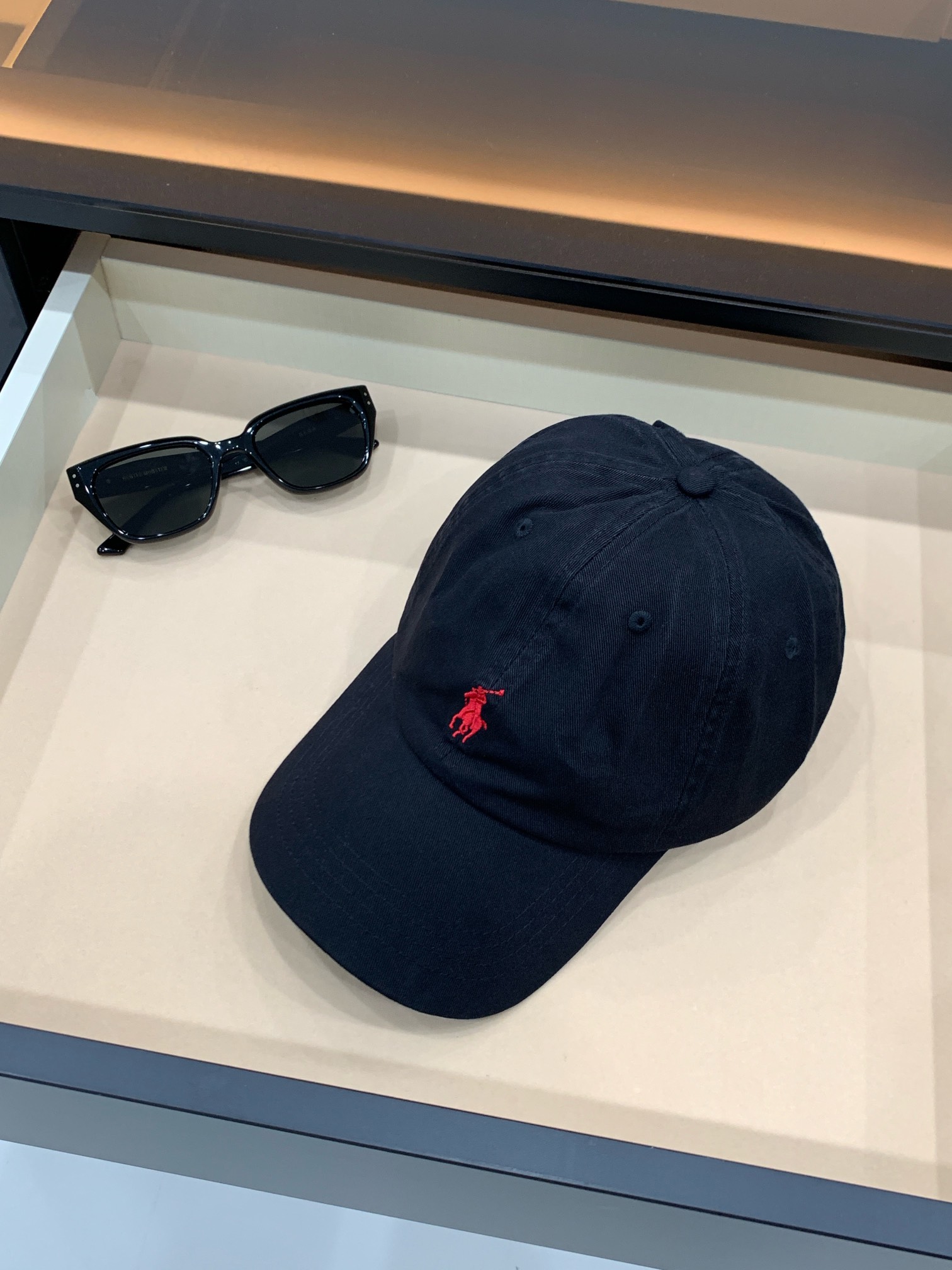 NO:332451,I will take a few photos for you!  !  !  Not a market product!  !  Original factory order!  You can try this hat on your head!  It's a very fashionable hat!  !  I love this Ruff Lauren logo very much!  Put it on your head!  Um!  The hat looks so good!  Inexplicably fashionable!  The head shape looks good!  ,hats,alexander wang19860909随手给你们拍几张！！！ 不是市场货！！原厂跟单！ 这个帽子你们就去试一下你戴在头上的感觉！ 就是很洋气的帽子！！ 很爱这个拉夫劳伦的logo！ 往头上一戴！嗯！帽型真好看！ 莫名洋气！头型都好看起来了！,,hats,alexander wang,Women's clothing