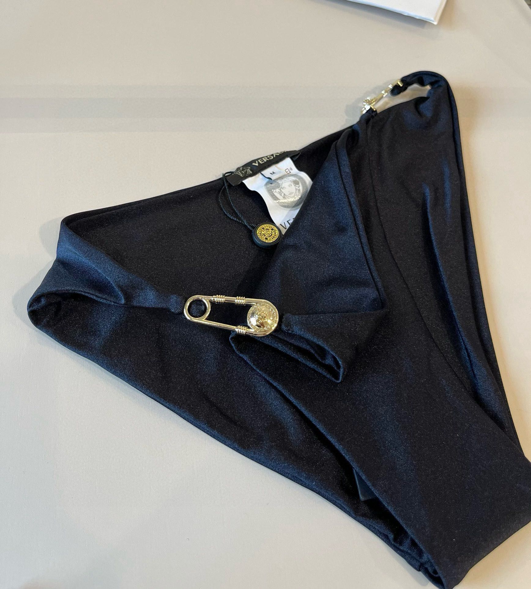 P
范思哲官方新款泳衣比基尼👙，高端定制，S M L XL