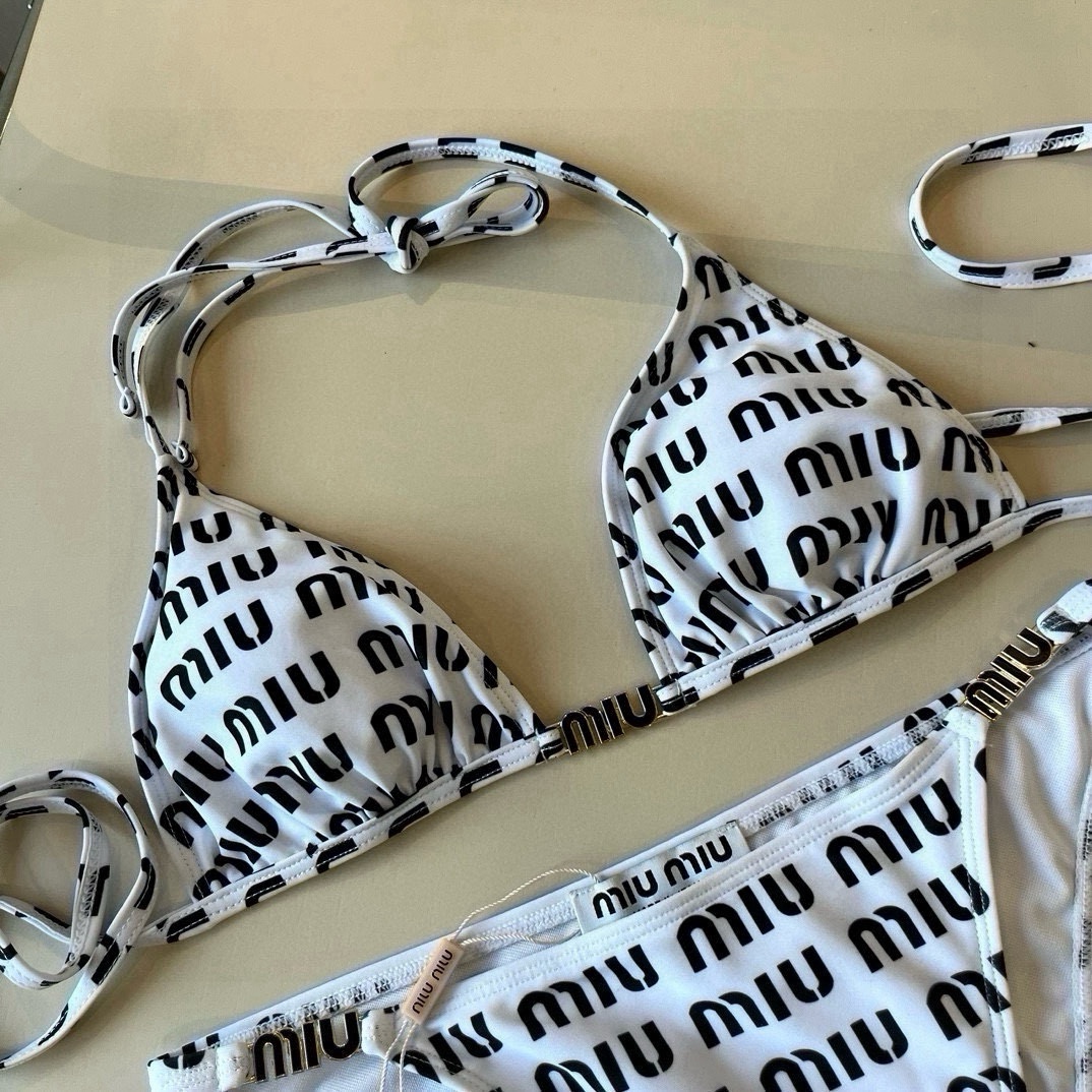 P
miumiu缪缪新款分体泳衣😍🥰适合多种场景的游泳衣🏊‍♀️海边 游泳池 温泉 水上乐园 漂流都可以