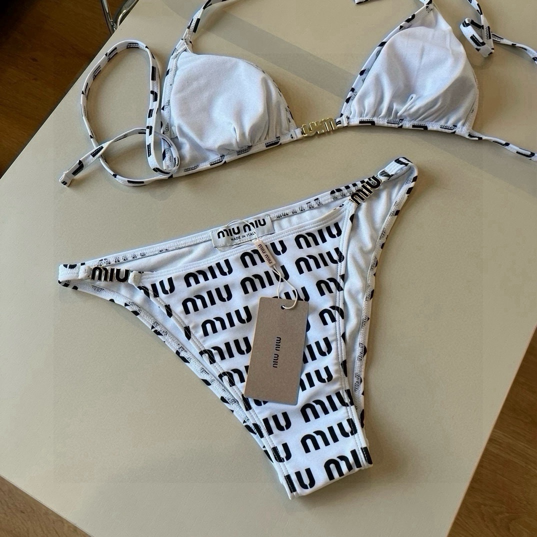 P
miumiu缪缪新款分体泳衣😍🥰适合多种场景的游泳衣🏊‍♀️海边 游泳池 温泉 水上乐园 漂流都可以