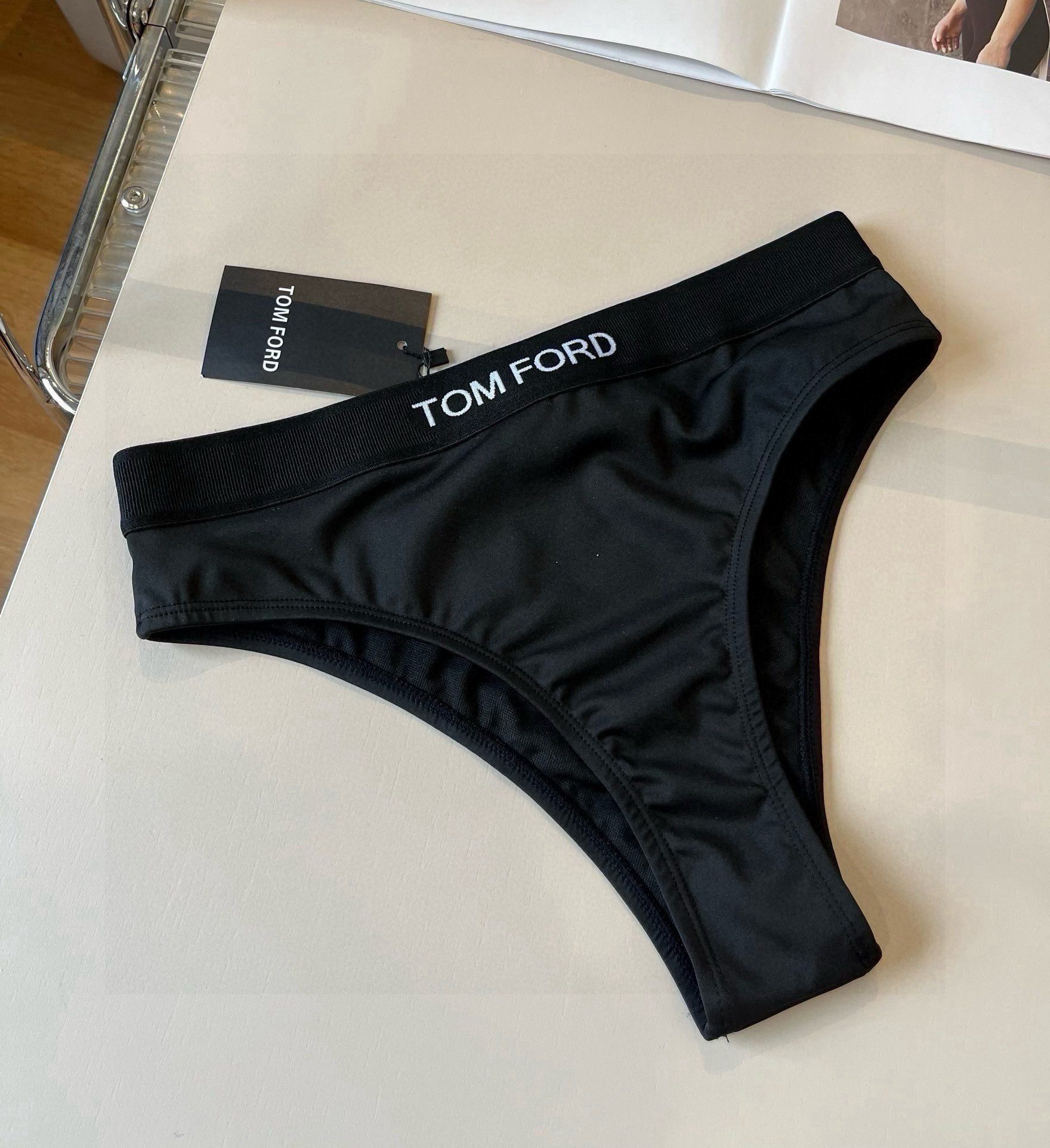 P
TOMFORD新款比基尼中古套装  吊带背心 三角打底裤分体泳衣，黑色，白色 S M L X L