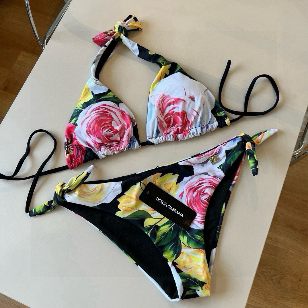 P
D&G杜嘉班纳新款分体泳衣😍🥰适合多种场景的游泳衣🏊‍♀️海边 游泳池 温泉 水上乐园 漂流都可以😌