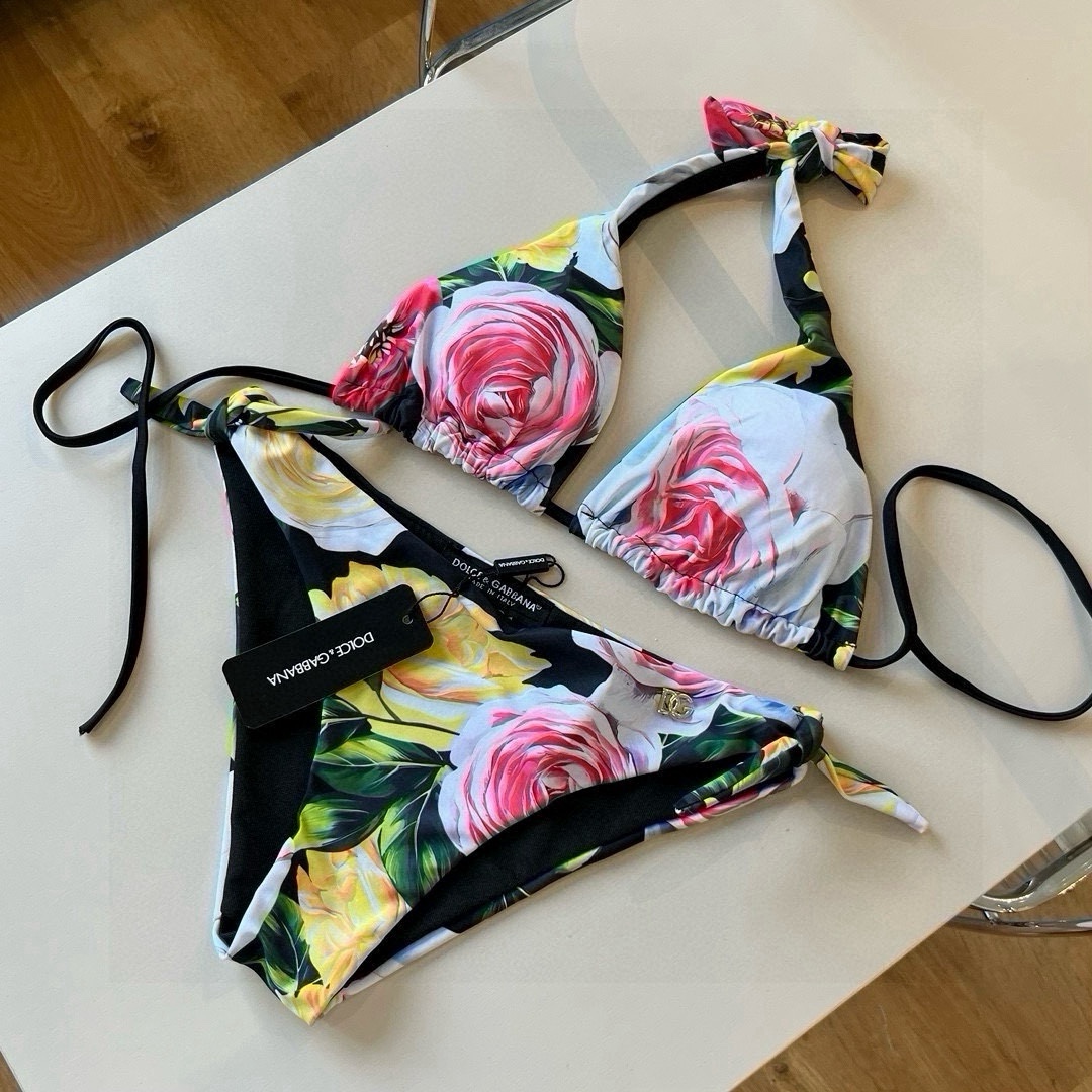 P
D&G杜嘉班纳新款分体泳衣😍🥰适合多种场景的游泳衣🏊‍♀️海边 游泳池 温泉 水上乐园 漂流都可以😌