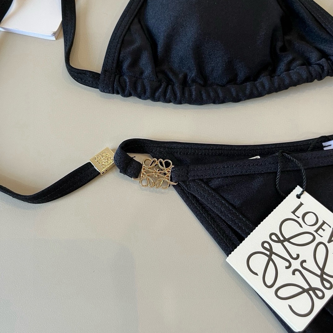 P
罗意威LOEWE新款比基尼泳衣👙❤️😍🥰适合多种场景的游泳衣🏊‍♀️海边 游泳池 温泉 水上乐园 漂