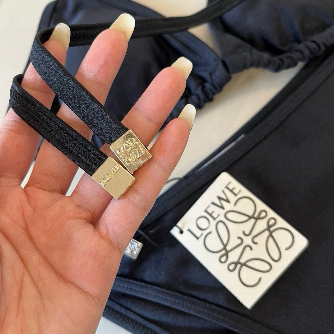 P
罗意威LOEWE新款比基尼泳衣👙❤️😍🥰适合多种场景的游泳衣🏊‍♀️海边 游泳池 温泉 水上乐园 漂