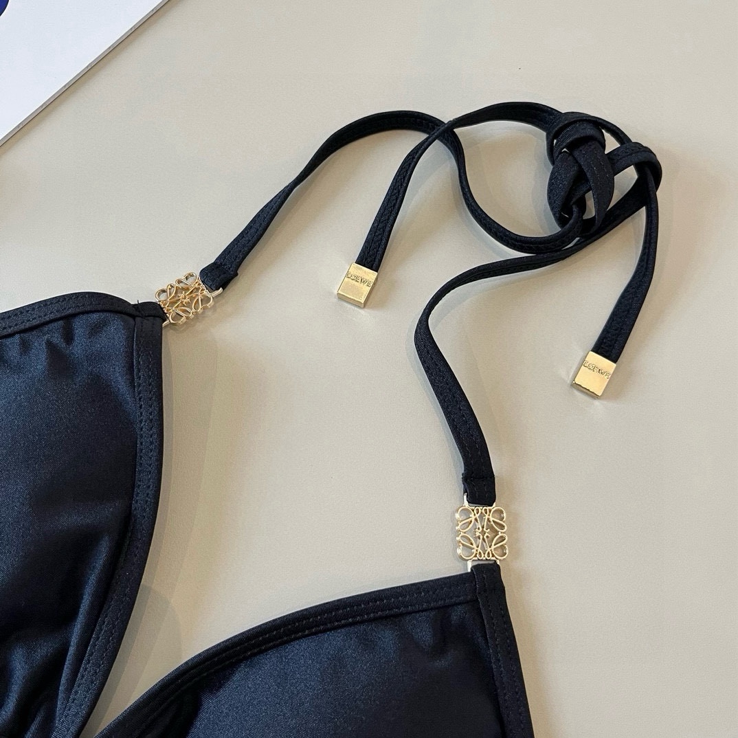 P
罗意威LOEWE新款比基尼泳衣👙❤️😍🥰适合多种场景的游泳衣🏊‍♀️海边 游泳池 温泉 水上乐园 漂