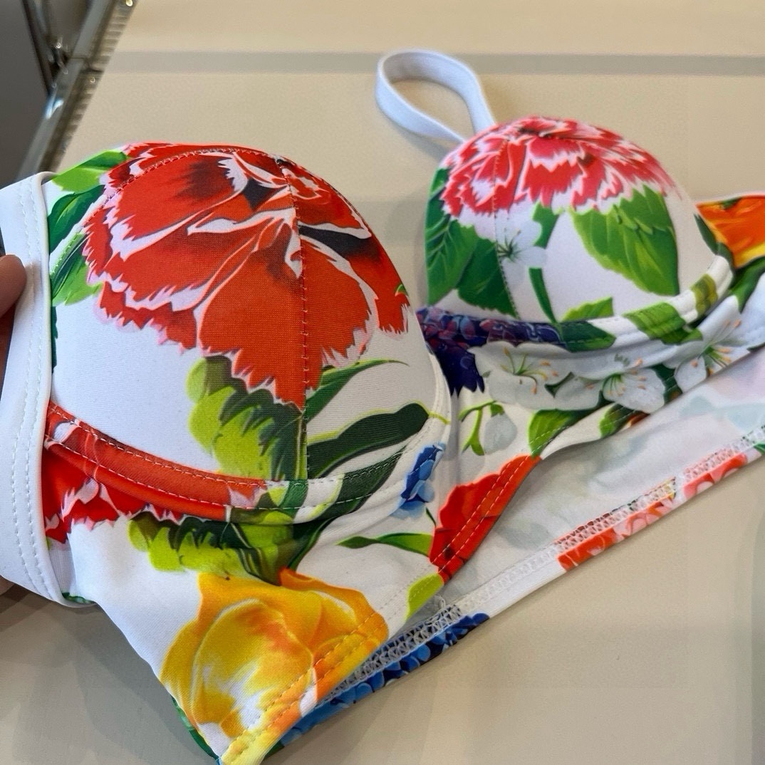 P
D&G杜嘉班纳经典比基尼👙❤️😍🥰适合多种场景的游泳衣🏊‍♀️海边 游泳池 温泉 水上乐园 漂流都可