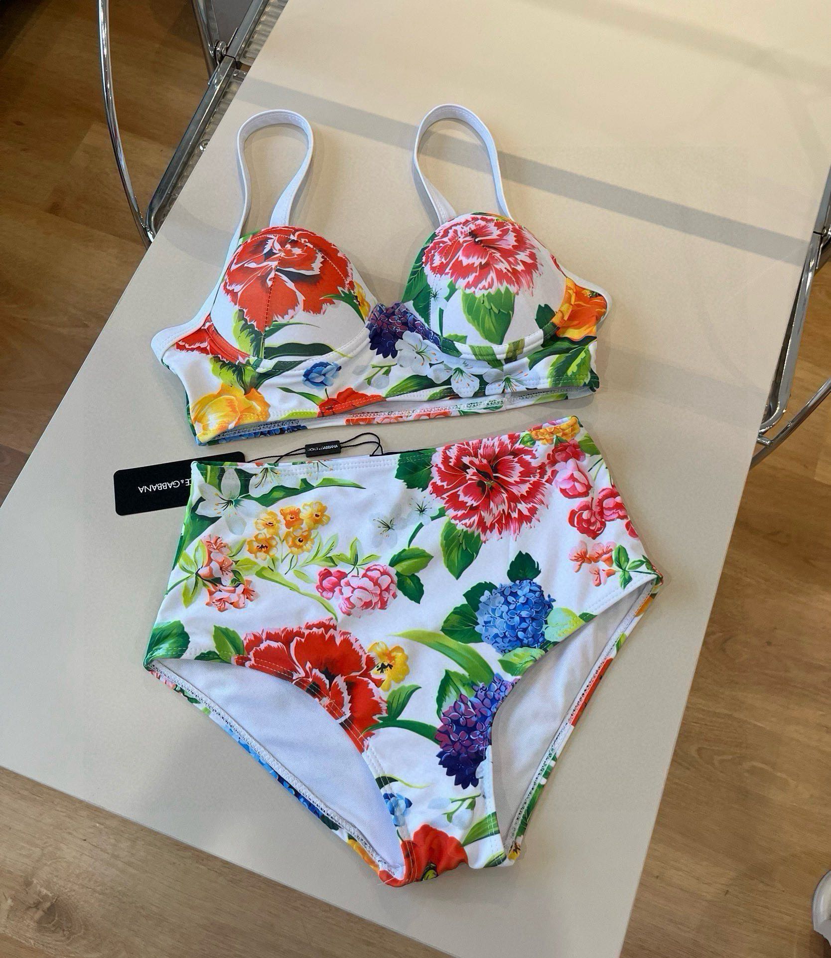 P
D&G杜嘉班纳经典比基尼👙❤️😍🥰适合多种场景的游泳衣🏊‍♀️海边 游泳池 温泉 水上乐园 漂流都可