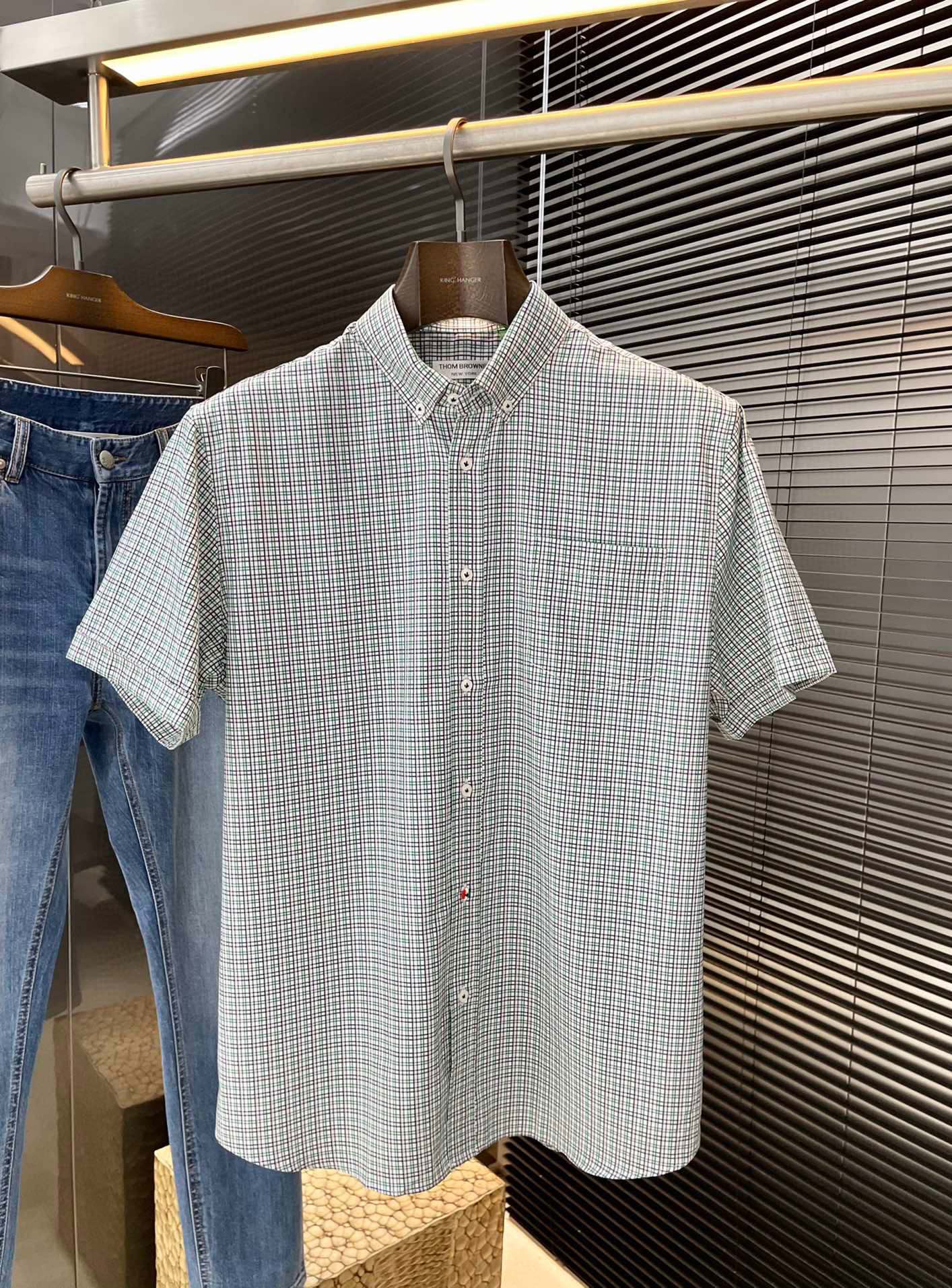 NO:161602,P Thom Brwne- (Tom Brown) 2025 spring and summer new product, same style as celebrities. While reinterpreting classic elements, the latest trendy accessories are favored by fashion people. The simple style makes you more personalized, and the cotton fabric shows an elegant and gentlemanly style. The special shirt fabric presents you with a different hi-tail shirt. It is soft and skin-friendly, with a smooth and delicate feel, straight dressing, and a SLIM FIT tailored. It is absolutely crisp and handsome!  It is a slim style. It is a good choice for versatile daily or business occasions. It is high-quality, perfect and handsome in business and casual!  Size 48-58, thom browne,shirts,alexander wang19860909P  Thom Brwne-（汤姆布朗）2025春夏新品 明星同款 重新诠释经典元素的同时,最新潮流配饰 时尚人士的青睐 简约的风格令您更具个性,棉面料展现典雅绅士风范.特殊的衬衫面料为你呈现不一样的高定衬衣 绵软亲肤,手感柔滑细腻,穿着笔挺,剪裁属于SLIM FIT 绝对挺括帅气的版型！属于修身款式 百搭日常或者商务场合都是很好的选择,高品质的,商务休闲完美帅气驾驭！尺码 48-58,,thom browne,shirts,alexander wang,Men's clothing