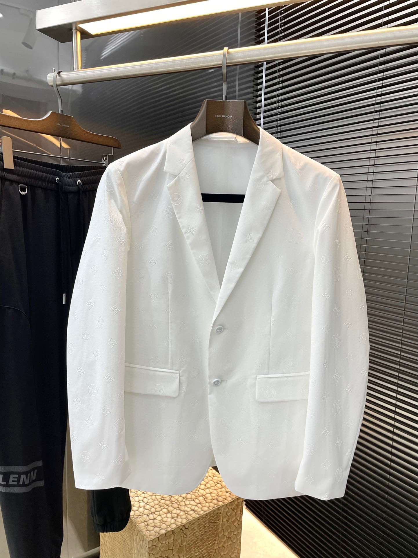 NO:160474,P LOUIS VUITTON (Louis Vuitton) 2025 spring and summer new suit jacket. Fashionable and business-casual, imported polyester fiber fabric, light luster, soft and smooth, delicate texture. Perfect tailoring, comfortable, styling and stylish. I can't describe the feel. Handsome and capable design. The style is a slim style. The wear is super rigorous and the lock edge details are all very rigorous and exquisite. Absolutely first-line OEM requirements!  Very fashionable casual suit worth owning!  Size M-3XL shipped the next day, louis vuitton,louis vuitton,jackets & coats,business suit,alexander wang19860909P  LOUIS VUITTON（路易威登）2025春夏季新品西装外套.时尚商务休闲,进口聚脂纤维面料 淡淡光泽 柔软顺滑 质感细腻.完美剪裁合体贴身 舒适 塑形有型.手感我无法言喻 帅气干练设计 版型属于修身款式 穿着超赞 锁边细节 都非常严谨考究 绝对一线代工要求！非常时尚休闲便装西服 值得拥有！尺码 M-3XL 隔天出货,,louis vuitton,louis vuitton,jackets & coats,business suit,alexander wang,Men's clothing