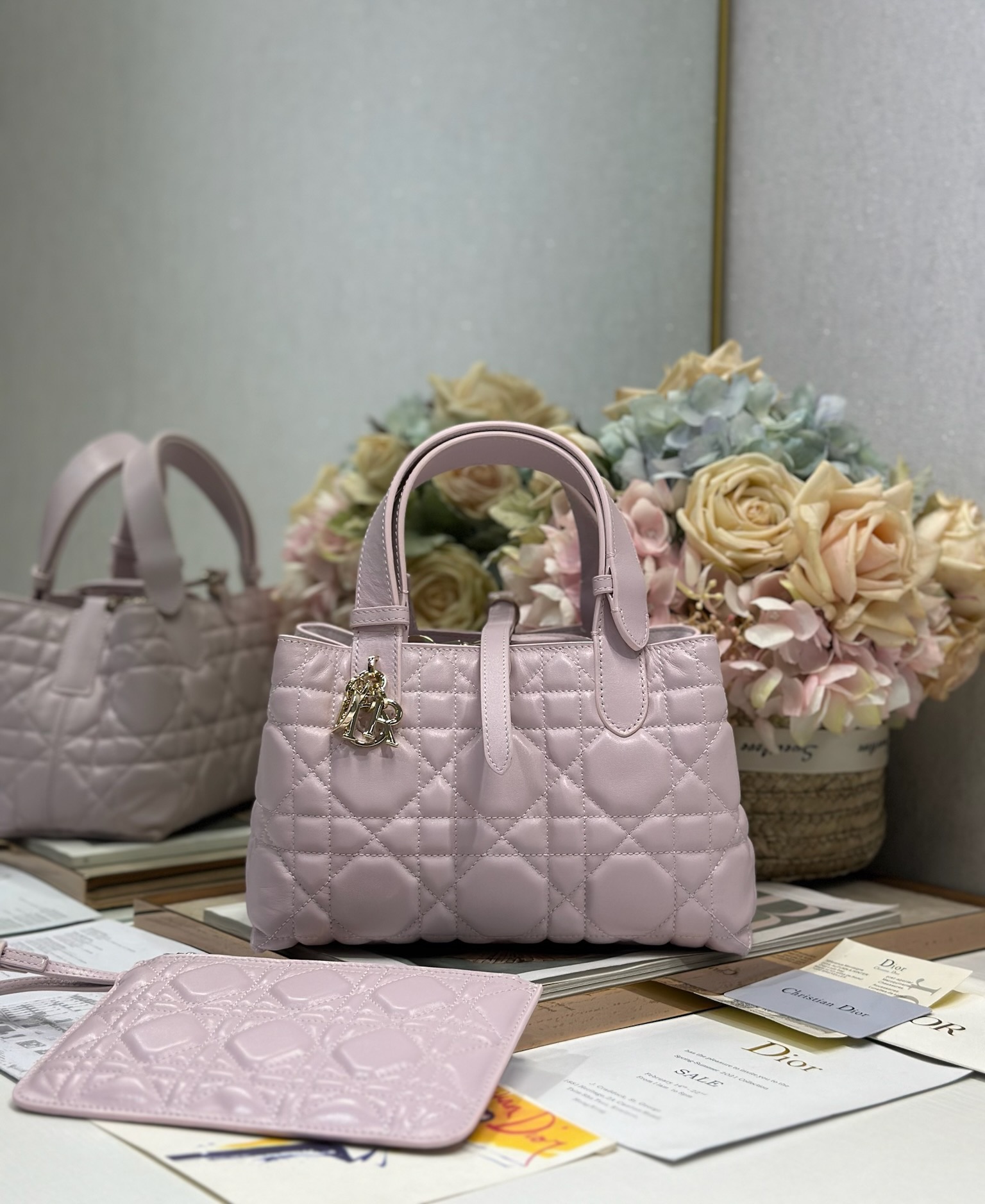 NO:213199,DiorToujours Handbag [Pink Small] This Dior Toujours Handbag was released in the 2023 Spring and Summer Series. It has a unique design. It is carefully crafted from white cowhide leather, decorated with oversized rattan plaid lines, spacious internal compartment paired with small bags, which neatly store various daily necessities. It also has CD Lock letter D knob opening and closing, adjustable sides, and enhances the style. The leather handle has adjustable details and is easy to carry. CD Lock and lace-up DIOR pendant Detachable internal pouch Adjustable leather handle Included dust bag. Model 1188 Size 23x15x15cm, Dior, dior, dior, cowhide19860909DiorToujours 手袋〔粉色小号〕 这款Dior Toujours 手袋于二零二三春夏系列发布秀精彩亮相,休闲实用的设计别具一格.采用白色牛皮革精心制作,饰以超大藤格纹缉面线,宽敞的内部隔层搭配小袋,可整齐收纳各种日常用品,另有CD Lock 字母D旋钮式开合,可调节两侧,提升格调.皮革手柄带有可调节细节细节,可轻松手提. CD Lock和系带开合 DIOR吊饰 可拆卸内部小袋 可调节皮革手柄 内含防尘袋 . 型号1188 尺寸23x15x15cm,迪奥,dior,dior,cowhide,Bag