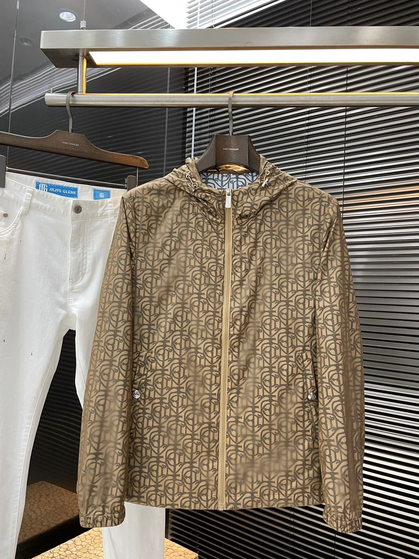 NO:161585,P Gucci's major recommendation! 2025 spring new products are released simultaneously on the official website. Simple and elegant jackets are imported original high-quality nylon fabric. The sag and luster are definitely refreshing. The placket design makes it more youthful and energetic. The turning work is neat and flat. All hardware accessories are top-grade accessories with logos. It is obvious that they are high-end fabrics. This fabric is a regular woven. It is a good product from the regular factory. There is no picky place. This jacket is often worn and has strong practicality. Size 48-56. Shipping the next day,,gucci,gucci,jackets & coats,jackets & coats,alexander wang19860909P  Gucci（古驰）重磅推荐！2025春季新品 官网同步发售 简约大方夹克 进口原版高品质锦纶面料,垂度和光泽绝对是提气,门襟设计 更显青春活力,车工走线整齐平整,所有五金附料都是客供带logo顶级配件 一看就是高档的面料 这种面料都是定织的 正规大厂途径出来的好货,无任何有挑剔的地方 这样的一件外套属于常备常穿的,实用性很强.尺码 48-56 隔天出貨,,gucci,gucci,jackets & coats,jackets & coats,alexander wang,Men's clothing