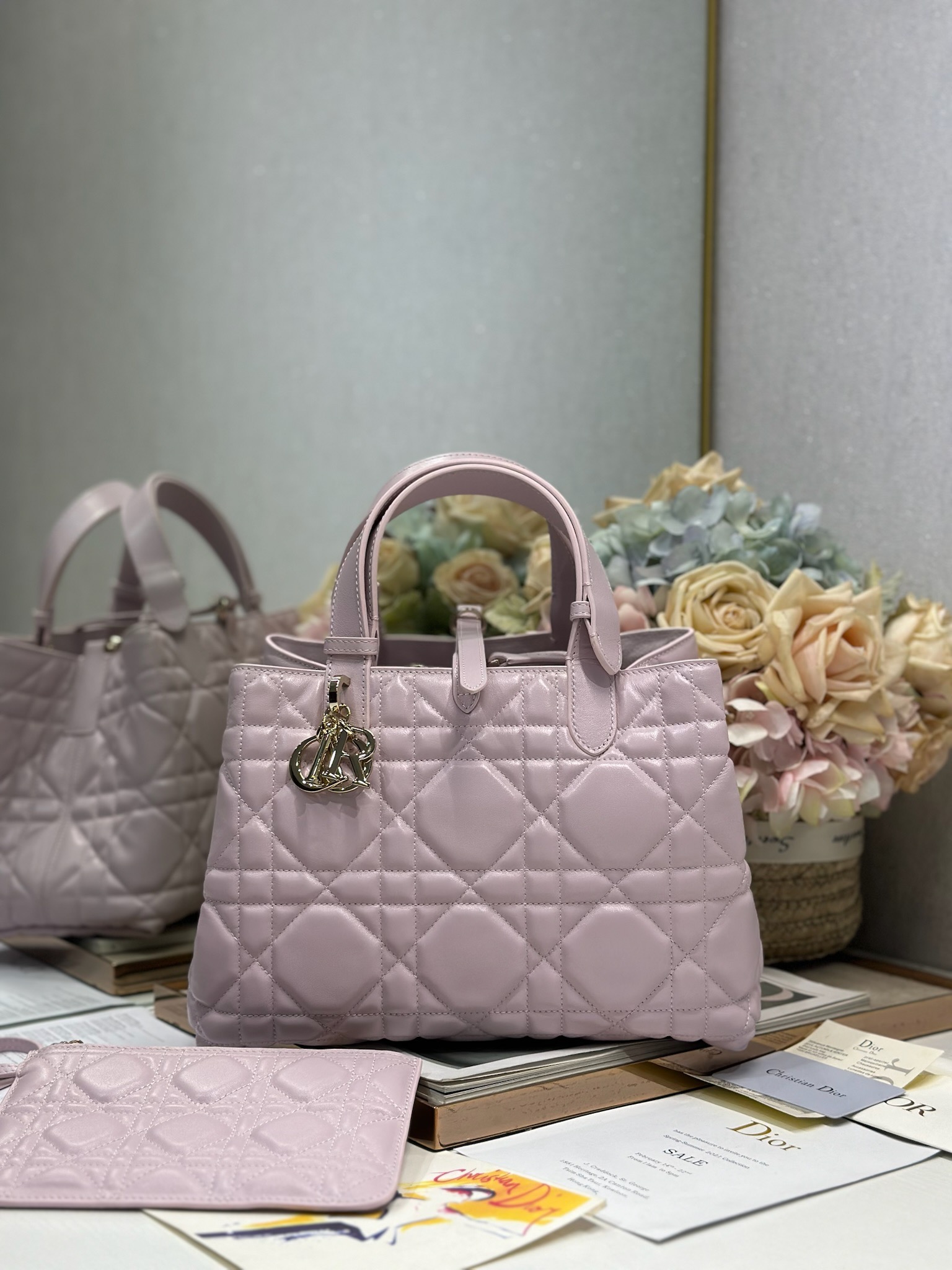 NO:213202,DiorToujours Handbag [Pink Medium] This Dior Toujours Handbag was released in the 2023 Spring and Summer Series. It has a unique design. It is carefully crafted from burgundy cowhide leather, decorated with oversized rattan plaid line, spacious interior compartment paired with small bags, which neatly store various daily necessities. It also has CD Lock letter D knob closure, adjustable sides, and enhances the style. The leather handle has adjustable details and is easy to carry. CD Lock and lace-up closure DIOR pendant Removable internal pouch Adjustable leather handle Included dust bag Model 1188 Size 28.5x19x21.5cm, Dior, dior, dior, cowhide19860909DiorToujours 手袋〔粉色中号〕 这款Dior Toujours 手袋于二零二三春夏系列发布秀精彩亮相,休闲实用的设计别具一格.采用酒红色牛皮革精心制作,饰以超大藤格纹缉面线,宽敞的内部隔层搭配小袋,可整齐收纳各种日常用品,另有CD Lock 字母D旋钮式开合,可调节两侧,提升格调.皮革手柄带有可调节细节细节,可轻松手提. CD Lock和系带开合 DIOR吊饰 可拆卸内部小袋 可调节皮革手柄 内含防尘袋  型号1188 尺寸28.5x19x21.5cm,迪奥,dior,dior,cowhide,Bag