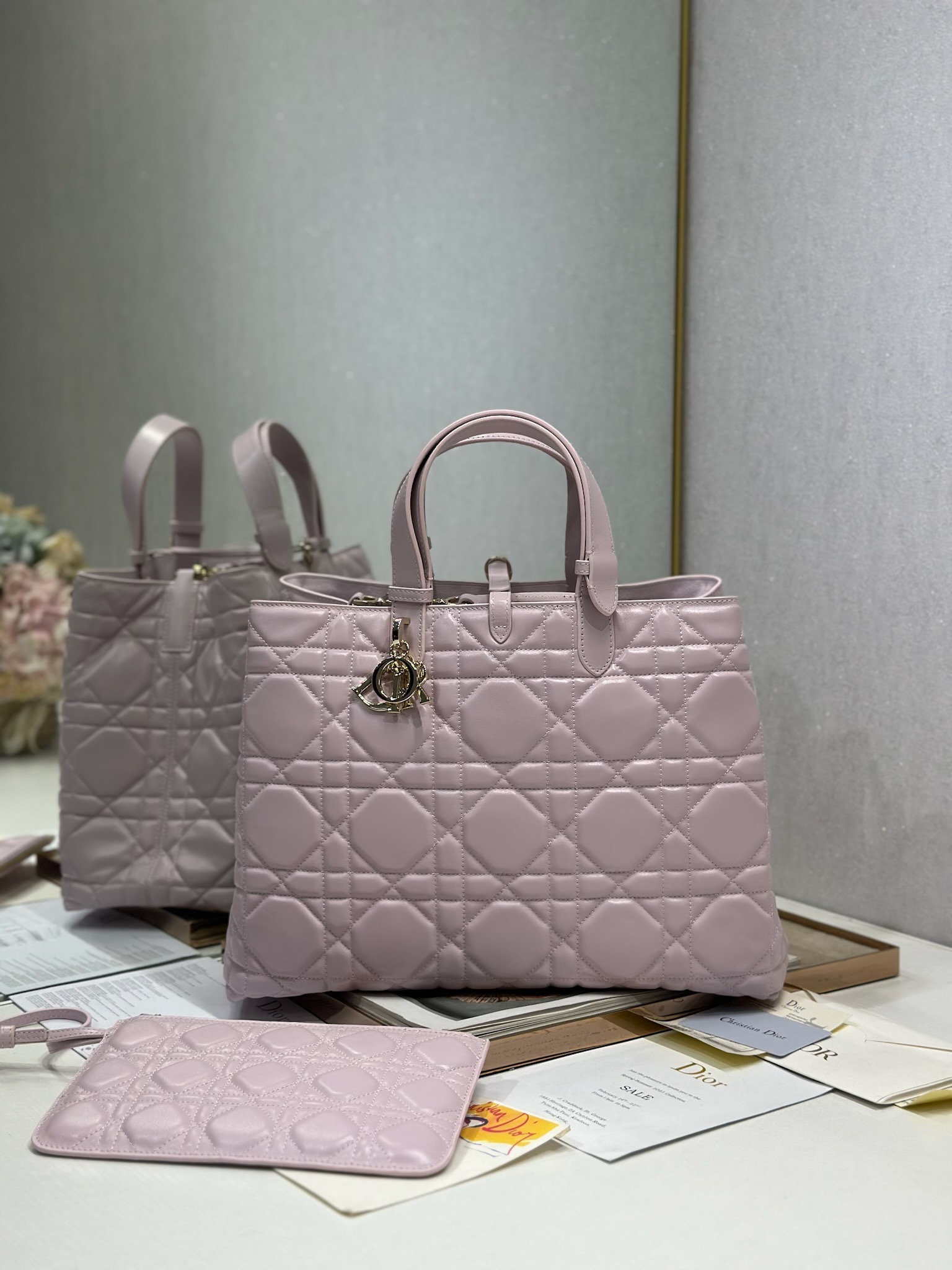 NO:213205,DIORTOUJOURS Handbag [Pink Large] This Dior Toujours Handbag was released in the Spring and Summer 2023 series. It has a unique design. It is carefully crafted from white cowhide leather, decorated with oversized rattan plaid lines, and a spacious interior compartment paired with a small bag to neatly store all kinds of daily necessities. It has a leather lace-up closure, which can safely store all kinds of items. It also has a CD Lock letter D knob closure, which can be adjusted on both sides to enhance the style. Large style, leather handles with adjustable details, which can be carried or shoulders. CD Lock and lace-up closure D.I.O.R. Suspension Removable internal pouch Adjustable leather handles Included dust bag Model 1188 Size 37 x 20 x 28.5 cm  Handle length 14 - 29 cm, Dior, Dior, Dior, Cowhide19860909DIORTOUJOURS 手袋〔粉色大号〕 这款 Dior Toujours 手袋于二零二三春夏系列发布秀精彩亮相,休闲实用的设计别具一格.采用白色牛皮革精心制作,饰以超大藤格纹缉面线,宽敞的内部隔层搭配小袋,可整齐收纳各种日常用品.设有皮革系带开合,可安全收纳各种物品,另有 CD Lock 字母 D 旋钮式开合,可调节两侧,提升格调.大号款式,皮革手柄带有可调节细节,可手提或肩背. CD Lock 和系带开合 D.I.O.R. 吊饰 可拆卸内部小袋 可调节皮革手柄 内含防尘袋 型号1188 尺寸37 x 20 x 28.5 厘米 手柄长度14 - 29 厘米,迪奥,dior,dior,cowhide,Bag