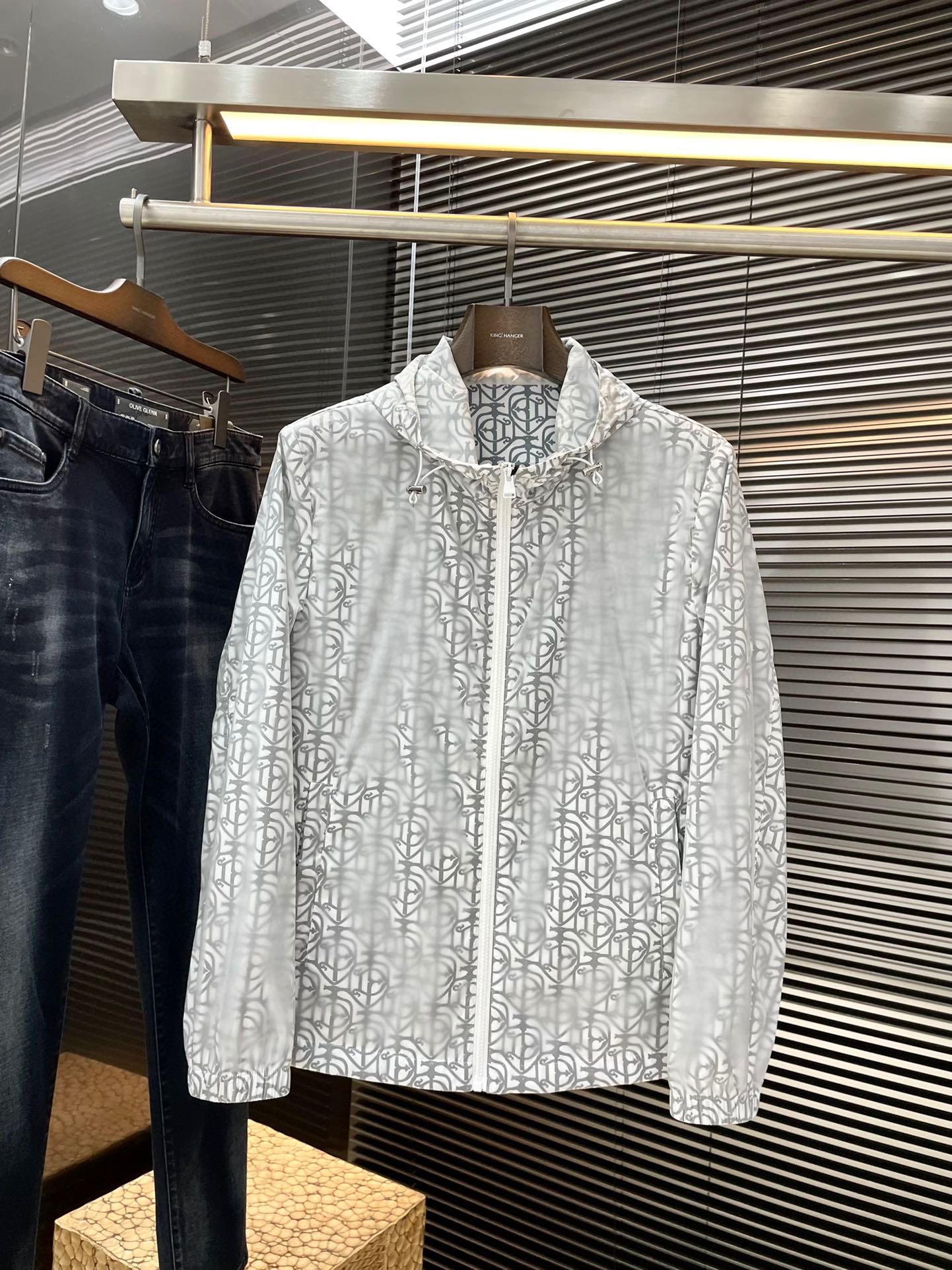 NO:160476,P Gucci's major recommendation! 2025 spring new products are released simultaneously on the official website. Simple and elegant jackets are imported original high-quality nylon fabric. The sag and luster are definitely refreshing. The placket design makes it more youthful and energetic. The turning work is neat and flat. All hardware accessories are top-grade accessories with logos. It is obvious that they are high-end fabrics. This fabric is a regular woven. It is a good product from the regular factory. There is no picky place. This jacket is often worn and has strong practicality. Size 48-56. Shipping the next day,,gucci,gucci,jackets & coats,jackets & coats,alexander wang19860909P  Gucci（古驰）重磅推荐！2025春季新品 官网同步发售 简约大方夹克 进口原版高品质锦纶面料,垂度和光泽绝对是提气,门襟设计 更显青春活力,车工走线整齐平整,所有五金附料都是客供带logo顶级配件 一看就是高档的面料 这种面料都是定织的 正规大厂途径出来的好货,无任何有挑剔的地方 这样的一件外套属于常备常穿的,实用性很强.尺码 48-56 隔天出貨,,gucci,gucci,jackets & coats,jackets & coats,alexander wang,Men's clothing