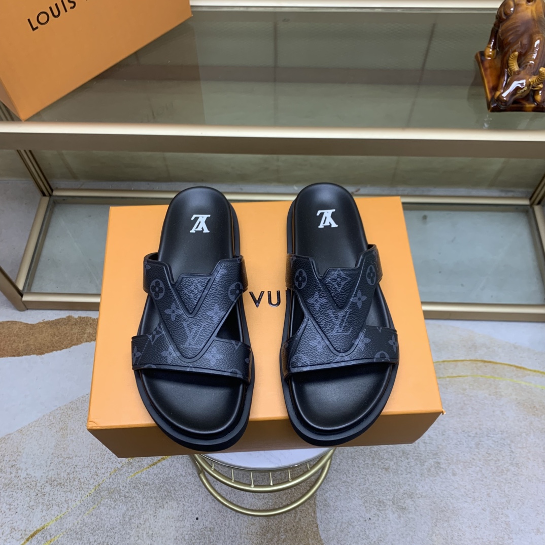 NO:284017,.High-quality LV2025 counter synchronizes new brand luxury men's slippers, casual, loose and comfortable. The picture on the top layer cowhide embossed pattern must be popular [Happy][Happy]. Number of 38–45. Large stock, louis vuitton, slippers, cowhide19860909.高品质LV2025专柜同步新款 牌奢品男士拖鞋,休闲宽松舒适型.头层牛皮压花纹上图片必爆款[愉快][愉快].码数38–45.大量现货,,louis vuitton,slippers,cowhide,Men's shoes