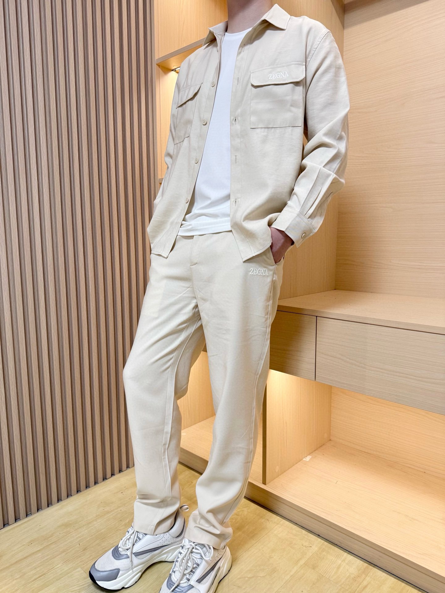 NO:160325,Jenya-2025 counter latest hit set, hot-selling items in European and American counters!  Selected Italian linen shiny fabrics with the latest design, three-dimensional tailoring is crisp and stylish, and the English embroidery embellishment on the chest makes you look more elegant. You are definitely worthy of it. Number of codes 48-56 (model 180/140 wears 50, with Hong Kong Lane Crawford gift box packaging), zegna, alexander wang19860909杰尼亚-2025专柜最新爆款套装,欧美专柜热销单品！精选意大利亚麻天丝面料搭配最新的设计,立体剪裁挺括有型 ,胸前品牌英文刺绣点缀更显雅致 您绝对值得拥有.码数48-56（模特180/140穿50,配香港连卡佛礼盒包装),,zegna,alexander wang,Men's clothing