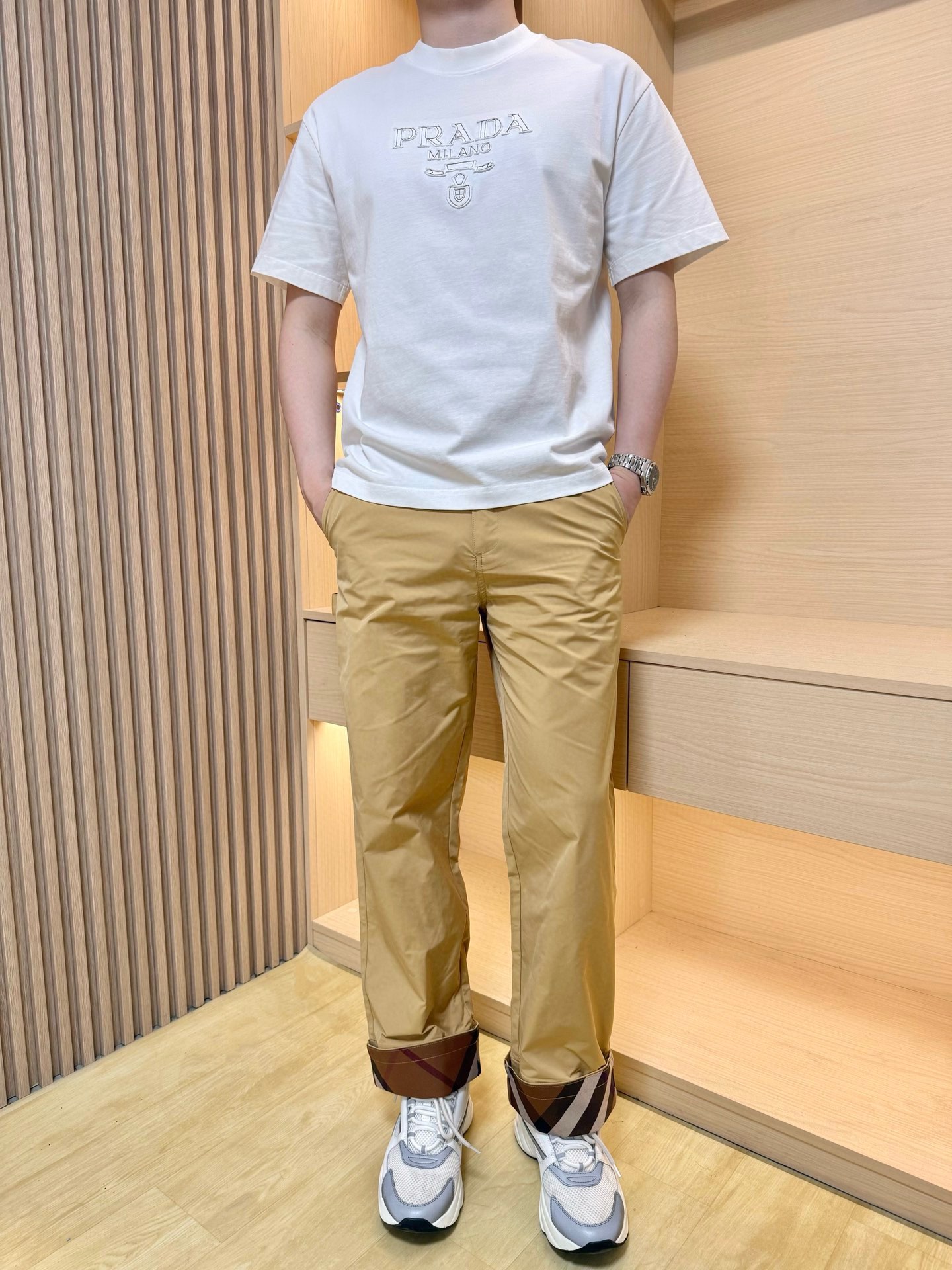 NO:160327,Burberry-2025 counter latest hot casual pants are shipped, and European and American counters are on sale simultaneously!  Selected imported Italian fine cotton fabrics with straight-leg design, and the plaid design on the flip of the trouser legs shows fashion. You are definitely worthy of having. Code M-XXXL (model 180/140 wears M, with Hong Kong Lane Crawford gift box packaging), burberry, alexander wang19860909巴宝莉-2025专柜最新爆款休闲裤出货 欧美专柜同步发售！精选意大利进口精棉面料搭配直筒设计,裤脚翻边的格纹设计彰显时尚 您绝对值得拥有.码数M-XXXL（模特180/140穿M,配香港连卡佛礼盒包装）,,burberry,alexander wang,Men's clothing