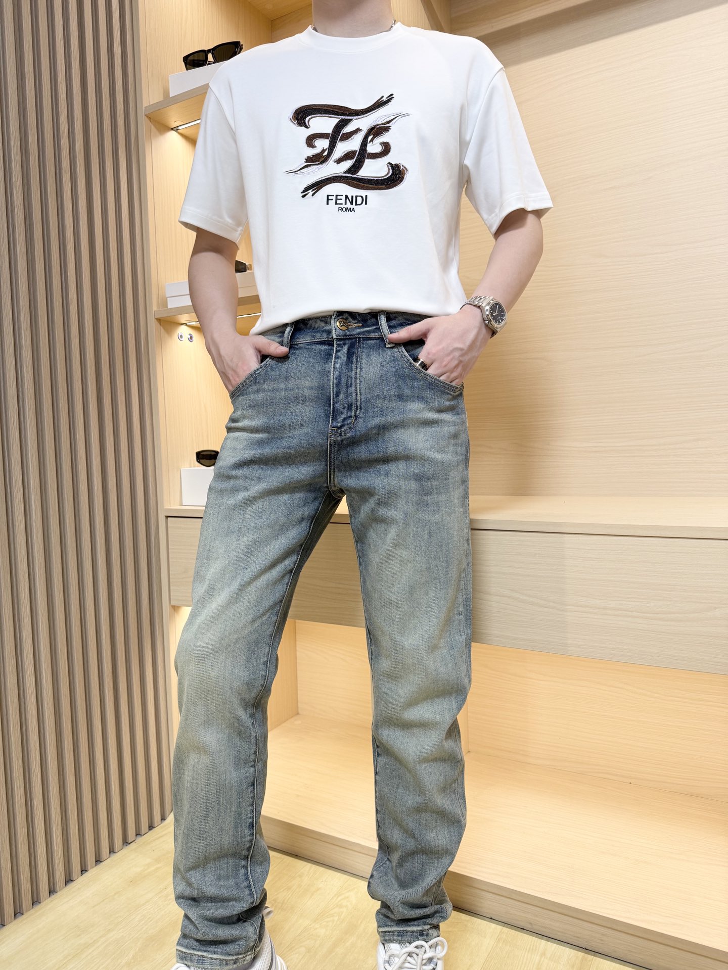 NO:160329,Burberry-2025 counter latest jeans shipped, hot-selling items for European and American counters. Selected custom tannins imported from Italy and the latest straight slim design. The exquisite embroidery under the front bag and the latest leather logo show the charm. You are definitely worthy of it. Number 29-38 (model 180/140 wears 33, with Hong Kong Lane Crawford gift box packaging), burberry, jeans, alexander wang19860909巴宝莉-2025专柜最新款牛仔裤出货 欧美专柜热销单品.精选意大利进口定制丹宁面料搭配最新的直筒修身设计,前袋下的精致刺绣和最新皮标相当彰显韵味 您绝对值得拥有.码数29-38（模特180/140穿33,配香港连卡佛礼盒包装）,,burberry,jeans,alexander wang,Men's clothing