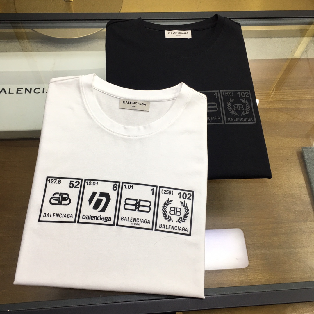 NO:433387,【BLCA】 2025 new casual round neck short-sleeved T-shirt, foreign trade company trade orders, heavy recommendations, brand originality, perfect first-class quality!  A single item with a strong sense of craftsmanship and design, bringing fashion aesthetics to the extreme, it is quite artistic, and it is customized with imported double mercerizing materials!  The fabric is soft and comfortable!  The details are in place, and the construction is very unique and clever, and the whole body is clean and neat, and the lines are simple and elegant. It is suitable to wear a base alone!  Color: White Black Number of codes: M-4XL [Please report height and weight by placing an order]., T-shirt,tees, t-shirt,alexander wang19860909【BLCA】 2025新品休闲圆领短袖T恤,外贸公司贸易订单,重磅推荐,品牌原产 品相完美一流！工艺设计感超强的一款单品,将时装美学发挥到极致,相当有意境,定制进口双丝光材质！面料柔软舒适！细节设计到位,非常别致巧妙的构建,通体干净利落,线条感简洁大方.单穿打底皆宜！ 颜色:白色 黑色 码数:M-4XL【下单请报身高体重】.,,T-shirt,tees，t-shirt,alexander wang,Men's clothing