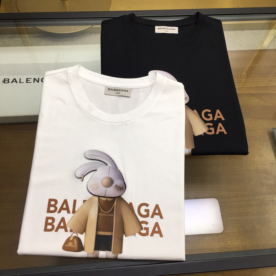 NO:433381,【BLCA】 2025 new casual round neck short-sleeved T-shirt, foreign trade company trade orders, heavy recommendations, brand originality, perfect first-class quality!  A single item with a strong sense of craftsmanship and design, bringing fashion aesthetics to the extreme, it is quite artistic, and it is customized with imported double mercerizing materials!  The fabric is soft and comfortable!  The details are in place, and the construction is very unique and clever, and the whole body is clean and neat, and the lines are simple and elegant. It is suitable to wear a base alone!  Color: White Black Number of codes: M-4XL [Please report height and weight by placing an order]., T-shirt,tees, t-shirt,alexander wang19860909【BLCA】 2025新品休闲圆领短袖T恤,外贸公司贸易订单,重磅推荐,品牌原产 品相完美一流！工艺设计感超强的一款单品,将时装美学发挥到极致,相当有意境,定制进口双丝光材质！面料柔软舒适！细节设计到位,非常别致巧妙的构建,通体干净利落,线条感简洁大方.单穿打底皆宜！ 颜色:白色 黑色 码数:M-4XL【下单请报身高体重】.,,T-shirt,tees，t-shirt,alexander wang,Men's clothing