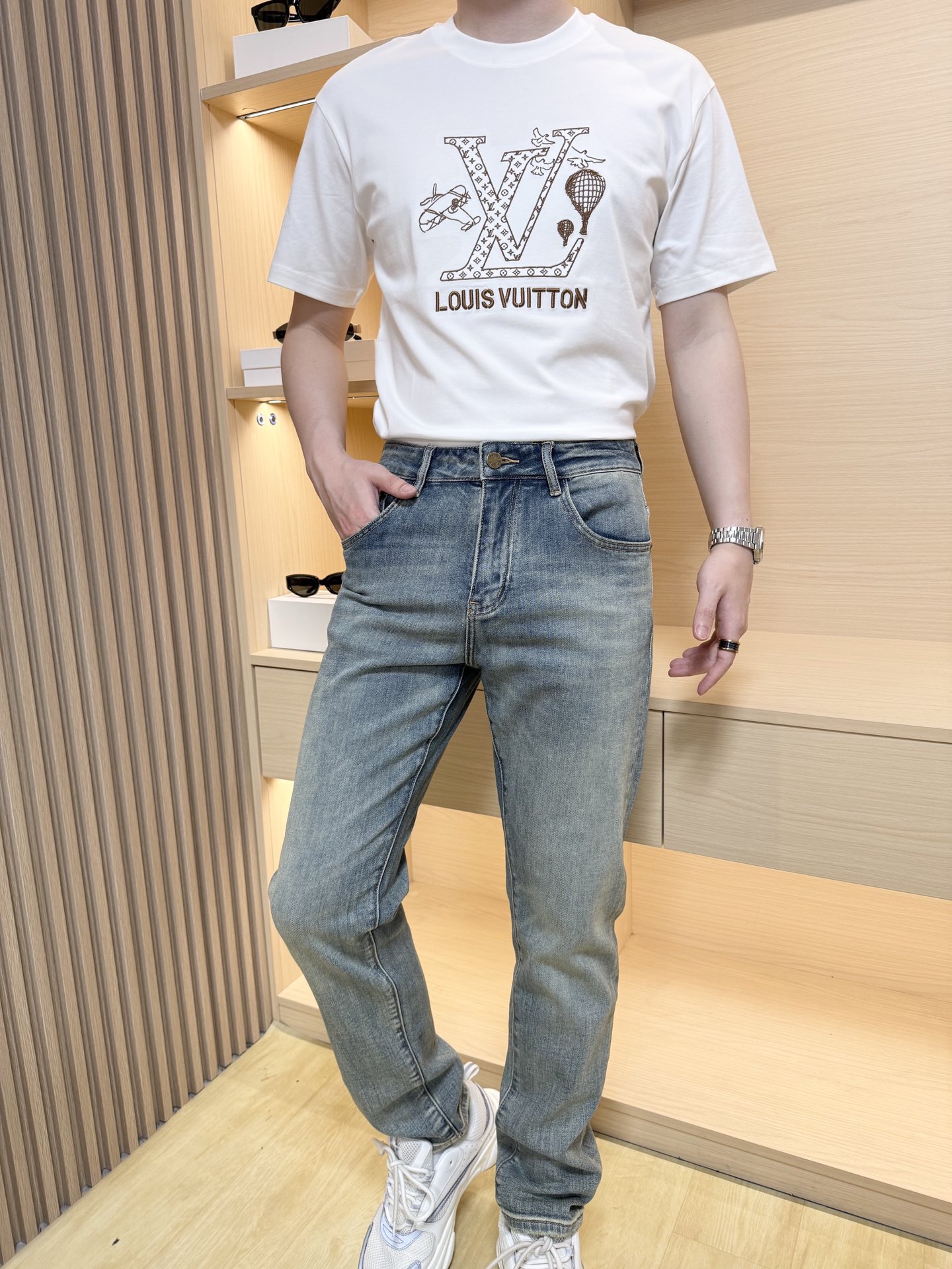 NO:160331,Louis Vuitton - the latest jeans for counters in 2025 are shipped, and European and American counters are popular. Selected custom tannins imported from Italy and the latest straight slim design. The back pocket brand English and the latest leather logo show the charm. You are definitely worthy of it. The number of codes is 29-38 (model 180/140 wears 33, with Hong Kong Lane Crawford gift box packaging),,louis vuitton, jeans,alexander wang19860909路易威登-2025专柜最新款牛仔裤出货 欧美专柜热销单品.精选意大利进口定制丹宁面料搭配最新的直筒修身设计,后口袋品牌英文和最新皮标相当彰显韵味 您绝对值得拥有.码数29-38（模特180/140穿33,配香港连卡佛礼盒包装）,,louis vuitton,jeans,alexander wang,Men's clothing