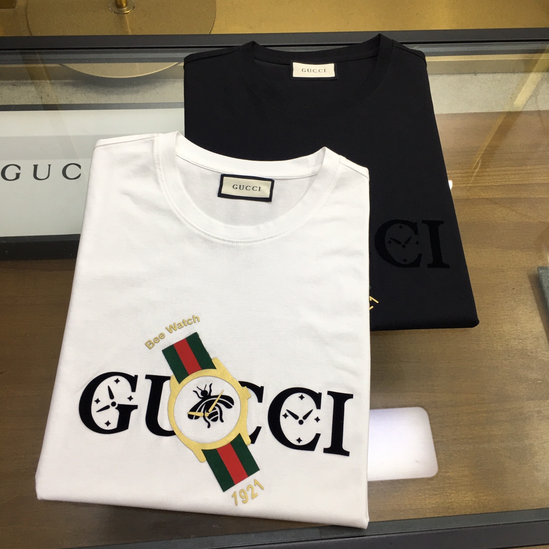 NO:433384,【Gu.ci】 2025 new casual round neck short-sleeved T-shirt, foreign trade company trade orders, heavy recommendations, brand originality, perfect first-class quality!  A single item with a strong sense of craftsmanship and design, bringing fashion aesthetics to the extreme, it is quite artistic, and it is customized with imported double mercerizing materials!  The fabric is soft and comfortable!  The details are in place, and the construction is very unique and clever, and the whole body is clean and neat, and the lines are simple and elegant. It is suitable to wear a base alone!  Color: White Black Number of codes: M-4XL [Please report height and weight by placing an order]., T-shirt,tees, t-shirt,alexander wang19860909【Gu.ci】 2025新品休闲圆领短袖T恤,外贸公司贸易订单,重磅推荐,品牌原产 品相完美一流！工艺设计感超强的一款单品,将时装美学发挥到极致,相当有意境,定制进口双丝光材质！面料柔软舒适！细节设计到位,非常别致巧妙的构建,通体干净利落,线条感简洁大方.单穿打底皆宜！ 颜色:白色 黑色 码数:M-4XL【下单请报身高体重】.,,T-shirt,tees，t-shirt,alexander wang,Men's clothing