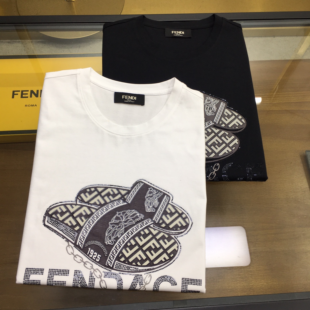 NO:433373,【Fend】 2025 new casual round neck short-sleeved T-shirt, foreign trade company trade orders, heavy recommendations, brand originality, perfect first-class quality!  A single item with a strong sense of craftsmanship and design, bringing fashion aesthetics to the extreme, it is quite artistic, and it is customized with imported double mercerizing materials!  The fabric is soft and comfortable!  The details are in place, and the construction is very unique and clever, and the whole body is clean and neat, and the lines are simple and elegant. It is suitable to wear a base alone!  Color: White Black Number of codes: M-4XL [Please report height and weight by placing an order].,,fendi,T-shirt,tees,t-shirt,alexander wang19860909【Fend】 2025新品休闲圆领短袖T恤,外贸公司贸易订单,重磅推荐,品牌原产 品相完美一流！工艺设计感超强的一款单品,将时装美学发挥到极致,相当有意境,定制进口双丝光材质！面料柔软舒适！细节设计到位,非常别致巧妙的构建,通体干净利落,线条感简洁大方.单穿打底皆宜！ 颜色:白色 黑色 码数:M-4XL【下单请报身高体重】.,,fendi,T-shirt,tees，t-shirt,alexander wang,Men's clothing
