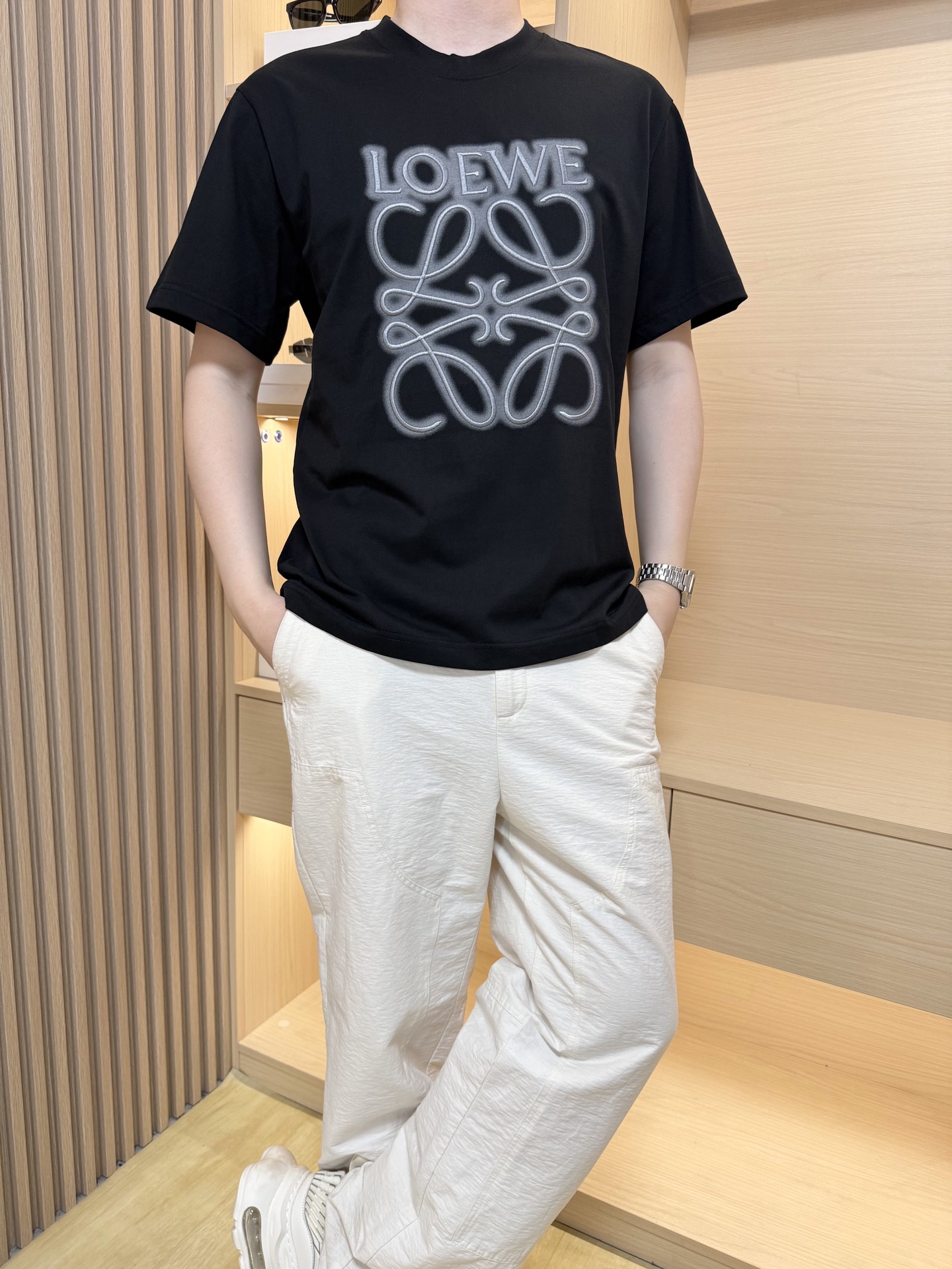 NO:160337,Luo Yiwei-2025 latest round neck T-shirt shipment, hot-selling items in Europe and the United States!  Selected high-density fine cotton fabric imported from Italy, the brand printing on the chest is matched with the latest design, showing fashion, the base and outerwear are quite good looking. The code number XS-XL (model 180/140 wear S, with Hong Kong Lane Crawford gift box packaging), loewe,tees, t-shirt, alexander wang19860909罗意威-2025最新圆领T恤出货 欧美热销单品！精选意大利进口高密精棉面料,胸口的品牌印花搭配最新的设计,彰显时尚 打底和外穿都相当好看.码数XS-XL（模特180/140穿S,配香港连卡佛礼盒包装）,,loewe,tees，t-shirt,alexander wang,Men's clothing