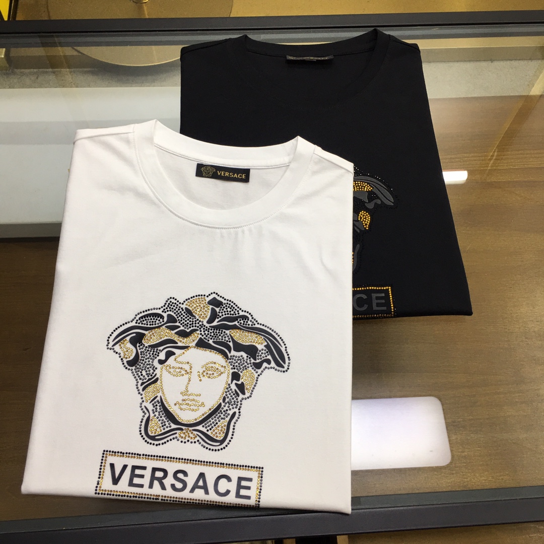 NO:433389,【Versac】 2025 new casual round neck short-sleeved T-shirt, foreign trade company trade orders, heavy recommendations, brand originality, perfect first-class quality!  A single item with a strong sense of craftsmanship and design, bringing fashion aesthetics to the extreme, it is quite artistic, and it is customized with imported double mercerizing materials!  The fabric is soft and comfortable!  The details are in place, and the construction is very unique and clever, and the whole body is clean and neat, and the lines are simple and elegant. It is suitable to wear a base alone!  Color: White Black Number of codes: M-4XL [Please report height and weight by placing an order]., versace, T-shirt,tees, t-shirt,alexander wang19860909【Versac】 2025新品休闲圆领短袖T恤,外贸公司贸易订单,重磅推荐,品牌原产 品相完美一流！工艺设计感超强的一款单品,将时装美学发挥到极致,相当有意境,定制进口双丝光材质！面料柔软舒适！细节设计到位,非常别致巧妙的构建,通体干净利落,线条感简洁大方.单穿打底皆宜！ 颜色:白色 黑色 码数:M-4XL【下单请报身高体重】.,,versace,T-shirt,tees，t-shirt,alexander wang,Men's clothing