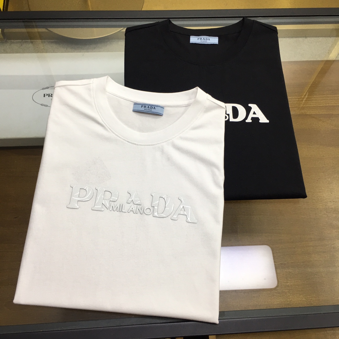 NO:433379,【Prad】 2025 new casual round neck short-sleeved T-shirt, foreign trade company trade orders, heavy recommendations, brand originality, perfect first-class quality!  A single item with a strong sense of craftsmanship and design, bringing fashion aesthetics to the extreme, it is quite artistic, and it is customized with imported double mercerizing materials!  The fabric is soft and comfortable!  The details are in place, and the construction is very unique and clever, and the whole body is clean and neat, and the lines are simple and elegant. It is suitable to wear a base alone!  Color: White Black Number of codes: M-4XL [Please report height and weight by placing an order].,,prada,T-shirt,tees,t-shirt,alexander wang19860909【Prad】 2025新品休闲圆领短袖T恤,外贸公司贸易订单,重磅推荐,品牌原产 品相完美一流！工艺设计感超强的一款单品,将时装美学发挥到极致,相当有意境,定制进口双丝光材质！面料柔软舒适！细节设计到位,非常别致巧妙的构建,通体干净利落,线条感简洁大方.单穿打底皆宜！ 颜色:白色 黑色 码数:M-4XL【下单请报身高体重】.,,prada,T-shirt,tees，t-shirt,alexander wang,Men's clothing