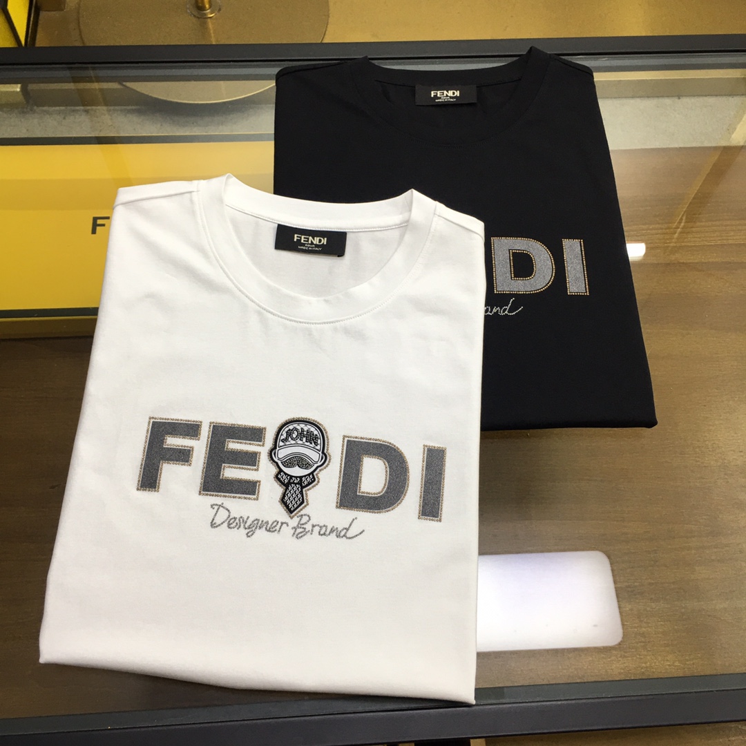 NO:433377,【Fend】 2025 new casual round neck short-sleeved T-shirt, foreign trade company trade orders, heavy recommendations, brand originality, perfect first-class quality!  A single item with a strong sense of craftsmanship and design, bringing fashion aesthetics to the extreme, it is quite artistic, and it is customized with imported double mercerizing materials!  The fabric is soft and comfortable!  The details are in place, and the construction is very unique and clever, and the whole body is clean and neat, and the lines are simple and elegant. It is suitable to wear a base alone!  Color: White Black Number of codes: M-4XL [Please report height and weight by placing an order].,,fendi,T-shirt,tees,t-shirt,alexander wang19860909【Fend】 2025新品休闲圆领短袖T恤,外贸公司贸易订单,重磅推荐,品牌原产 品相完美一流！工艺设计感超强的一款单品,将时装美学发挥到极致,相当有意境,定制进口双丝光材质！面料柔软舒适！细节设计到位,非常别致巧妙的构建,通体干净利落,线条感简洁大方.单穿打底皆宜！ 颜色:白色 黑色 码数:M-4XL【下单请报身高体重】.,,fendi,T-shirt,tees，t-shirt,alexander wang,Men's clothing