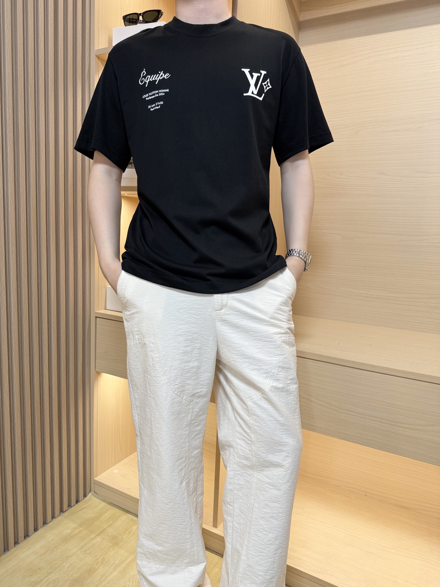 NO:160335,Louis Vuitton-2025 latest round neck T-shirt shipment, hot-selling items in Europe and the United States!  Selected high-density precision cotton fabric imported from Italy, the brand printing on the chest is matched with the latest design, showing fashion, the base and outerwear are quite good looking. The code number xs-xl (model 180/140 wears s, with Hong Kong Lane Crawford gift box packaging),,louis vuitton,tees,t-shirt,alexander wang19860909路易威登-2025最新圆领T恤出货 欧美热销单品！精选意大利进口高密精棉面料,胸口的品牌印花搭配最新的设计,彰显时尚 打底和外穿都相当好看.码数xs-xl（模特180/140穿s,配香港连卡佛礼盒包装）,,louis vuitton,tees，t-shirt,alexander wang,Men's clothing