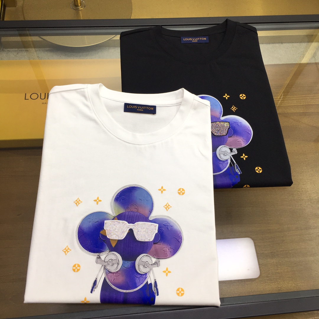 NO:433374,【L.v】 2025 new casual round neck short-sleeved T-shirt, foreign trade company trade orders, heavy recommendations, brand originality, perfect first-class quality!  A single item with a strong sense of craftsmanship and design, bringing fashion aesthetics to the extreme, it is quite artistic, and it is customized with imported double mercerizing materials!  The fabric is soft and comfortable!  The details are in place, and the construction is very unique and clever, and the whole body is clean and neat, and the lines are simple and elegant. It is suitable to wear a base alone!  Color: White Black Number of codes: M-4XL [Please report height and weight by placing an order]., T-shirt,tees, t-shirt,alexander wang19860909【L.v】 2025新品休闲圆领短袖T恤,外贸公司贸易订单,重磅推荐,品牌原产 品相完美一流！工艺设计感超强的一款单品,将时装美学发挥到极致,相当有意境,定制进口双丝光材质！面料柔软舒适！细节设计到位,非常别致巧妙的构建,通体干净利落,线条感简洁大方.单穿打底皆宜！ 颜色:白色 黑色 码数:M-4XL【下单请报身高体重】.,,T-shirt,tees，t-shirt,alexander wang,Men's clothing