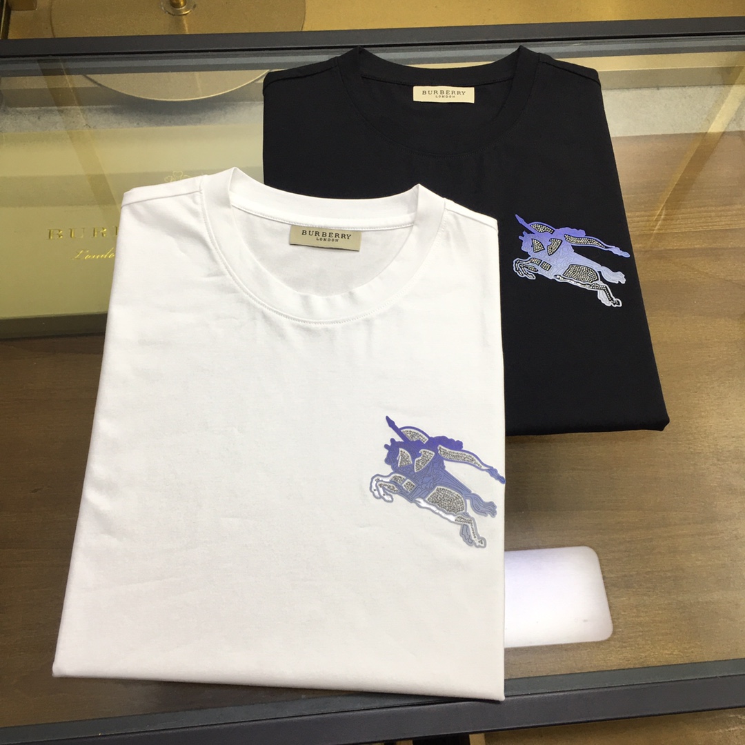 NO:433398,【Burber..y】 2025 new casual round neck short-sleeved T-shirt, foreign trade company trade orders, heavy recommendations, brand originality, perfect first-class quality!  A single item with a strong sense of craftsmanship and design, bringing fashion aesthetics to the extreme, it is quite artistic, and it is customized with imported double mercerizing materials!  The fabric is soft and comfortable!  The details are in place, and the construction is very unique and clever, and the whole body is clean and neat, and the lines are simple and elegant. It is suitable to wear a base alone!  Color: White Black Number of codes: M-4XL [Please report height and weight by placing an order]., burberry, T-shirt,tees, t-shirt,alexander wang19860909【Burber..y】 2025新品休闲圆领短袖T恤,外贸公司贸易订单,重磅推荐,品牌原产 品相完美一流！工艺设计感超强的一款单品,将时装美学发挥到极致,相当有意境,定制进口双丝光材质！面料柔软舒适！细节设计到位,非常别致巧妙的构建,通体干净利落,线条感简洁大方.单穿打底皆宜！ 颜色:白色 黑色 码数:M-4XL【下单请报身高体重】.,,burberry,T-shirt,tees，t-shirt,alexander wang,Men's clothing