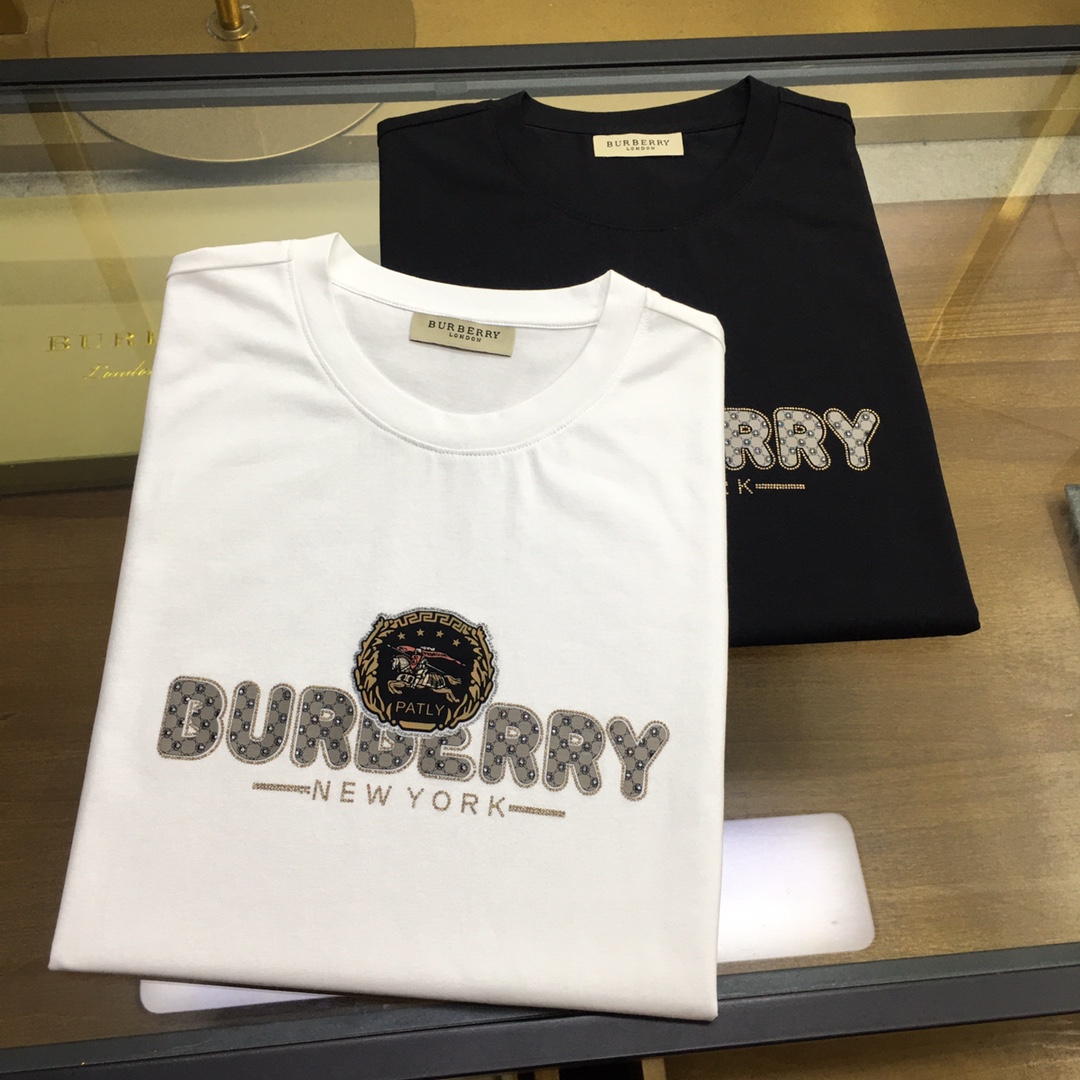 NO:433367,【Burber...y】 2025 new casual round neck short-sleeved T-shirt, foreign trade company trade orders, heavy recommendations, brand originality, perfect first-class quality!  A single item with a strong sense of craftsmanship and design, bringing fashion aesthetics to the extreme, it is quite artistic, and it is customized with imported double mercerizing materials!  The fabric is soft and comfortable!  The details are in place, and the construction is very unique and clever, and the whole body is clean and neat, and the lines are simple and elegant. It is suitable to wear a base alone!  Color: White Black Number of codes: M-4XL [Please report height and weight by placing an order]., burberry, T-shirt,tees, t-shirt,alexander wang19860909【Burber...y】 2025新品休闲圆领短袖T恤,外贸公司贸易订单,重磅推荐,品牌原产 品相完美一流！工艺设计感超强的一款单品,将时装美学发挥到极致,相当有意境,定制进口双丝光材质！面料柔软舒适！细节设计到位,非常别致巧妙的构建,通体干净利落,线条感简洁大方.单穿打底皆宜！ 颜色:白色 黑色 码数:M-4XL【下单请报身高体重】.,,burberry,T-shirt,tees，t-shirt,alexander wang,Men's clothing