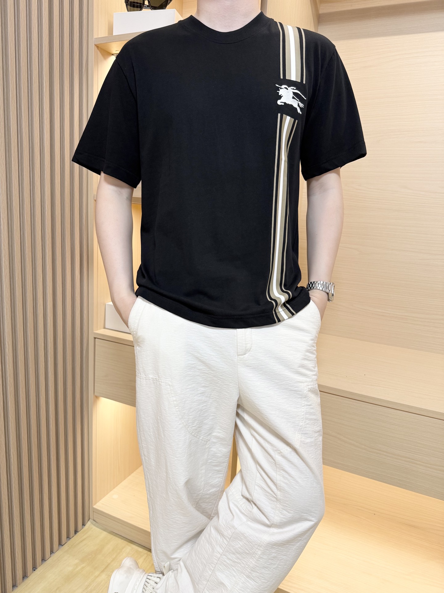 NO:160339,Burberry-2025 latest round neck T-shirt shipment, hot-selling items in Europe and the United States!  Selected high-definition fine cotton fabric imported from Italy, the Pegasus logo on the chest is matched with the latest design, showing fashion, the base and outerwear are quite good looking. The code number XS-XL (model 180/140 wear S, with Hong Kong Lane Crawford gift box packaging), burberry,tees, t-shirt, alexander wang19860909巴宝莉-2025最新圆领T恤出货 欧美热销单品！精选意大利进口高密精棉面料,胸口的飞马标志搭配最新的设计,彰显时尚 打底和外穿都相当好看.码数XS-XL（模特180/140穿S,配香港连卡佛礼盒包装）,,burberry,tees，t-shirt,alexander wang,Men's clothing