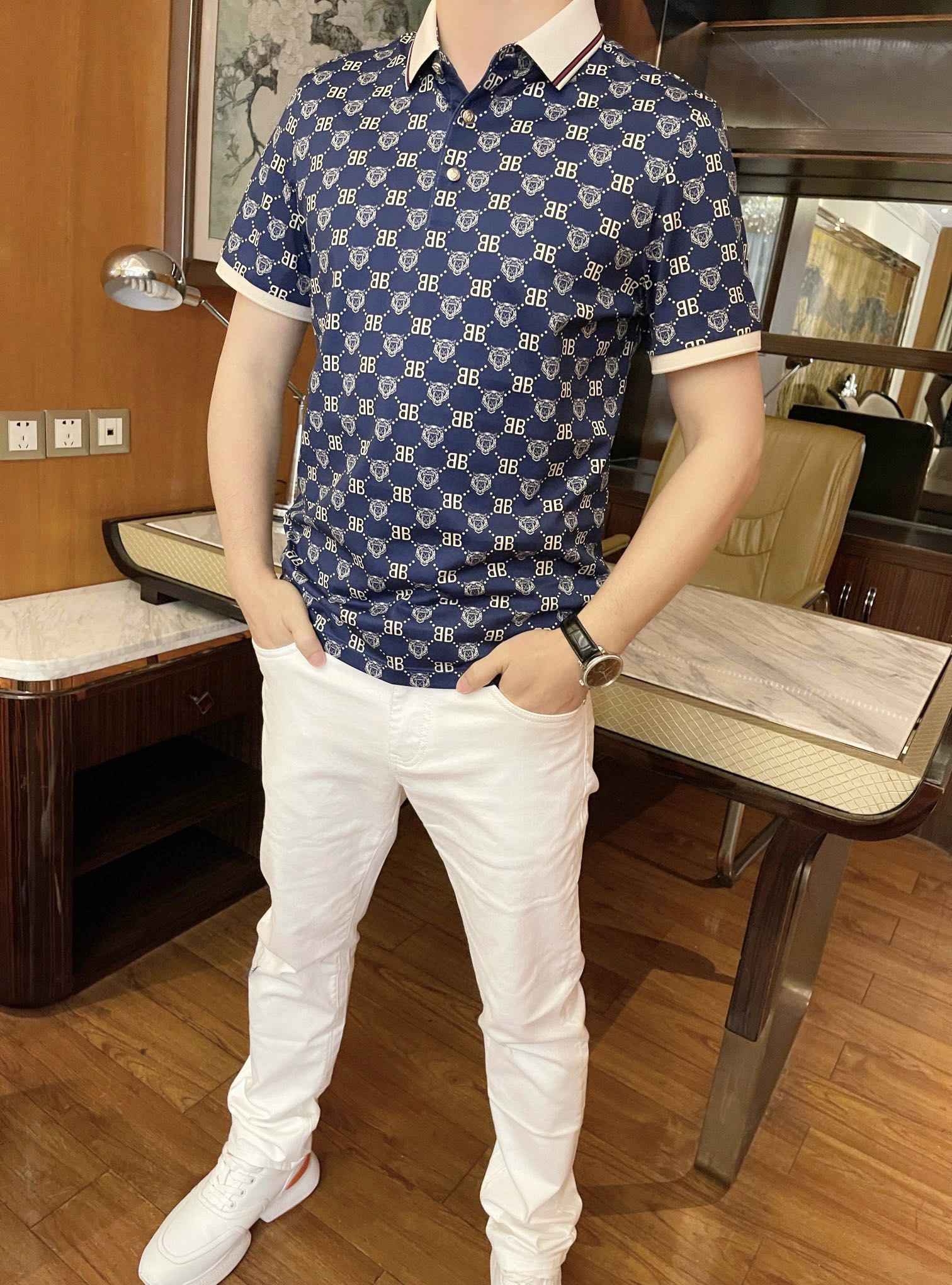 NO:160334,Balenciaga - the latest hot-selling Polo in 2025 counters, and the most popular items in London counters!  Selected Italian imported mercerized cotton fabrics with the latest designs, the whole brand logo print shows taste, business and casual boutique. Size: 48-56 (model 173/130 wears 48 sizes, with Hong Kong Lane Crawford gift box packaging), ,balenciaga, alexander wang19860909巴黎世家-2025专柜最新爆款Polo出货 伦敦专柜热销单品！精选意大利进口丝光棉面料搭配最新的设计,通体的品牌logo印花彰显品味 商务休闲精品.尺码:48-56（模特173/130穿48码,配香港连卡佛礼盒包装）,,balenciaga,alexander wang,Men's clothing