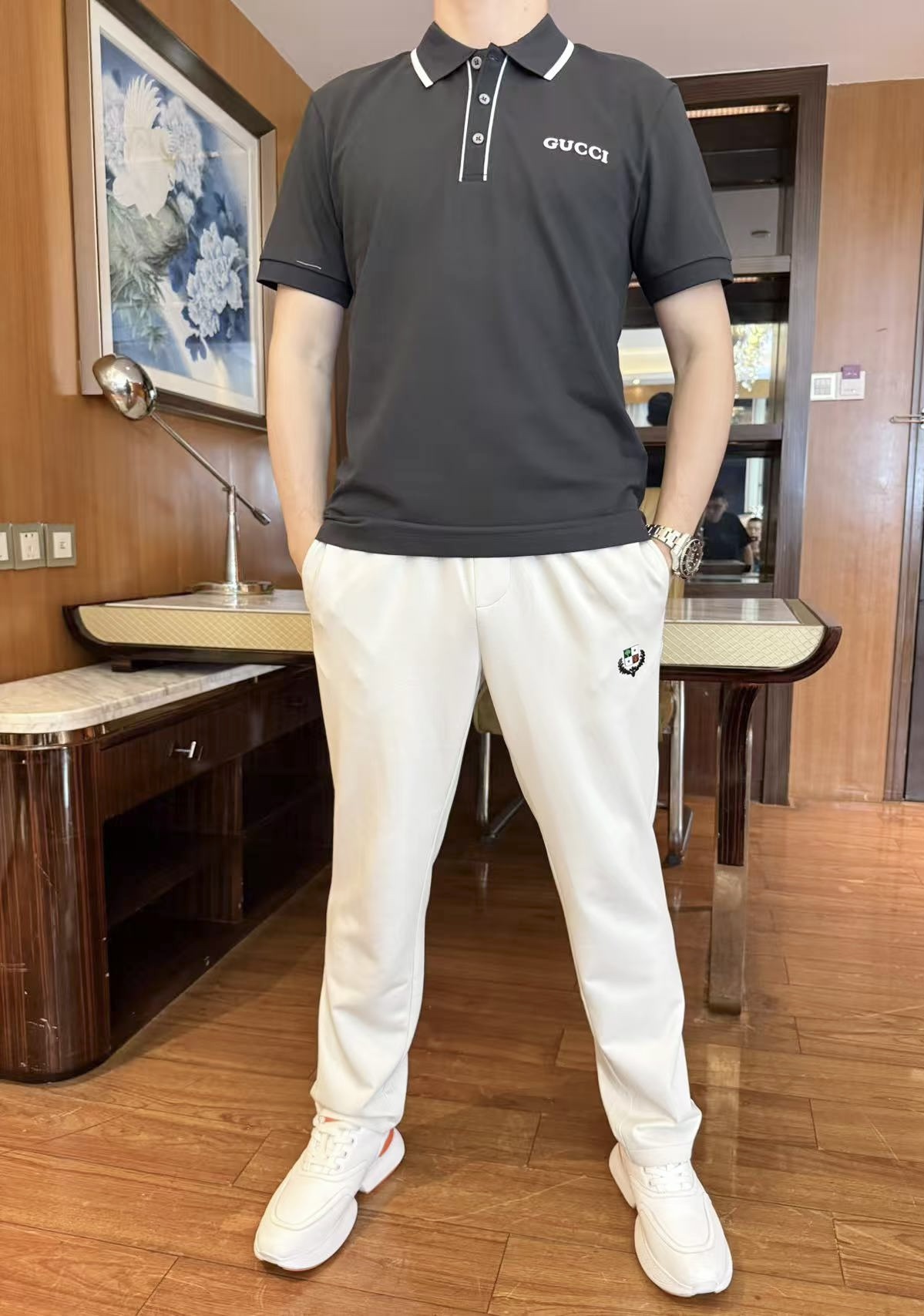 NO:160330,Guqi-2025 counter latest hot-selling Polo, a London counter hot-selling product!  Selected Italian imported bead flooring fabrics with the latest designs, the brand logo embroidery on the chest highlights taste, business and casual boutique. Size: 48-56 (model 173/130 wears 48 sizes, with Hong Kong Lane Crawford gift box packaging), alexander wang19860909古琦-2025专柜最新爆款Polo出货 伦敦专柜热销单品！精选意大利进口珠地棉面料搭配最新的设计,胸口的品牌logo刺绣彰显品味 商务休闲精品.尺码:48-56（模特173/130穿48码,配香港连卡佛礼盒包装）,,alexander wang,Men's clothing