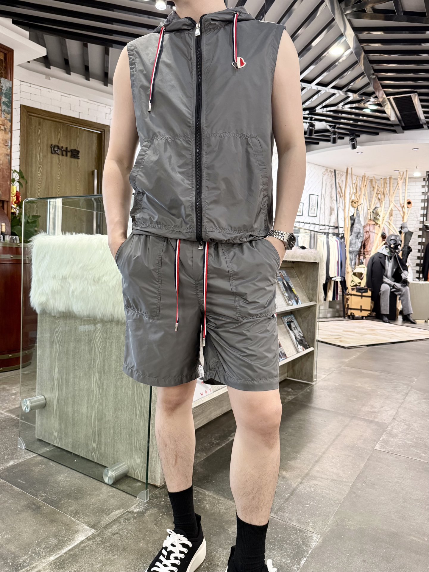 NO:160343,Mengkou-2025 counter latest hot-selling sets are shipped, and European and American counters are popular!  Selected Italian imported polyester fabrics with simple design, exquisite brand logo and custom zippers to highlight fashion You cannot miss it. Size 48-56 (model 180/140 wears 50, with Hong Kong Lane Crawford gift box packaging), Moncler, alexander wang19860909蒙口-2025专柜最新爆款套装出货 欧美专柜热销单品！精选意大利进口聚酯纤维面料搭配简约的设计,精致品牌标志和定制拉链彰显时尚 您不容错过.尺码48-56（模特180/140穿50,配香港连卡佛礼盒包装）,,Moncler,alexander wang,Men's clothing