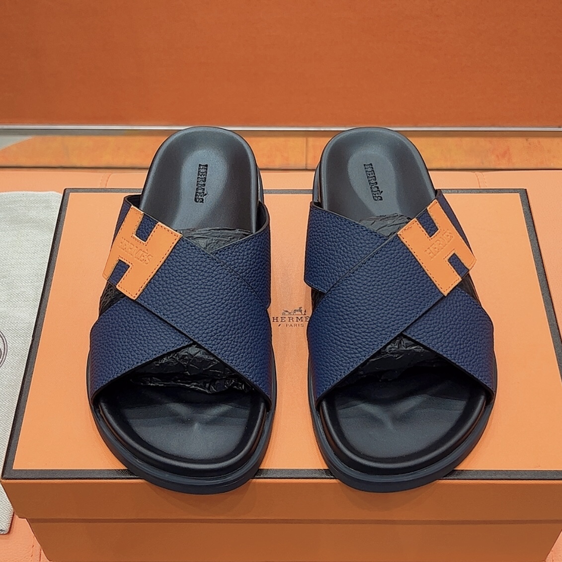 NO:407690,Couple model 25 latest cross-drag Hermes Couple model Second uncle's dot/Latest hardware button sandal slippers, paired with various colorful socks, it is very trendy!  ————————— Imported lychee pattern cowhide leather with imported inner lining, outsole Tpu non-slip wear-resistant, women's size 35-42 (40.41.42 not returned or replaced) men's size 39-46 (45.46 not returned or replaced), slippers, hermes, hermes, sandals, slippers, cowhide, socks19860909情侣款 25最新上市交叉拖 Hermes 爱马仕火到不行的情侣款二舅拖/最新五金扣凉鞋拖鞋,搭配各种彩色袜子,潮爆了！ ———————— 鞋面进口荔枝纹牛皮 内里进口牛皮 大底Tpu防滑耐磨大底 女码35-42（40.41.42不退不换) 男码39-46（45.46不退不换）,拖鞋,hermes,hermes,sandals,slippers,cowhide,socks,Women's Shoes