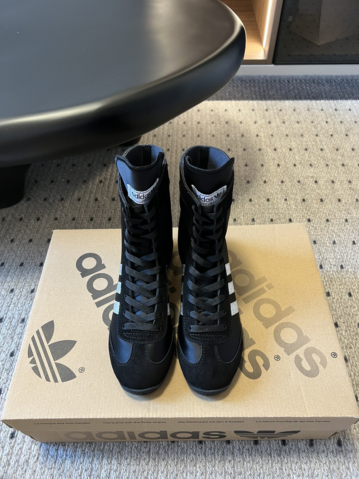 NO:407230,(Top version) Adida*s Jennie's same Taekwondo Taekwondo shoes, Clover, Boxing shoes, Retro, Casual, Sports shoes, Fashionable and versatile, Many internet celebrity fashion bloggers have to say that this design is too colored, basically you can become the focus without any matching of a pair of shoes. The classic three-bar paired with a retro small design is super durable. Material imported Niujing/original mold opening fabric, paired with double-lined diamond pattern, original private model and sole, size 35-40 (40 custom made, no return or exchange), boots, adidas, boots, sneakers19860909（顶级版本） Adida*s阿迪达*斯 Jennie同款Taekwondo跆拳道鞋 三叶草 拳击鞋 复古 休闲 运动鞋 时尚百搭 超多网红时尚博主种草 不得不说这设计这颜色太出片了 基本不用任何搭配一双鞋就能成为的焦点 经典的三条杠搭配复古小设计超耐看 材质进口牛京/原版开模布料 搭配双走线菱格纹 大底原版私模大底 码数35-40（40订做不退换）,靴子,adidas,boots,sneakers,Women's Shoes