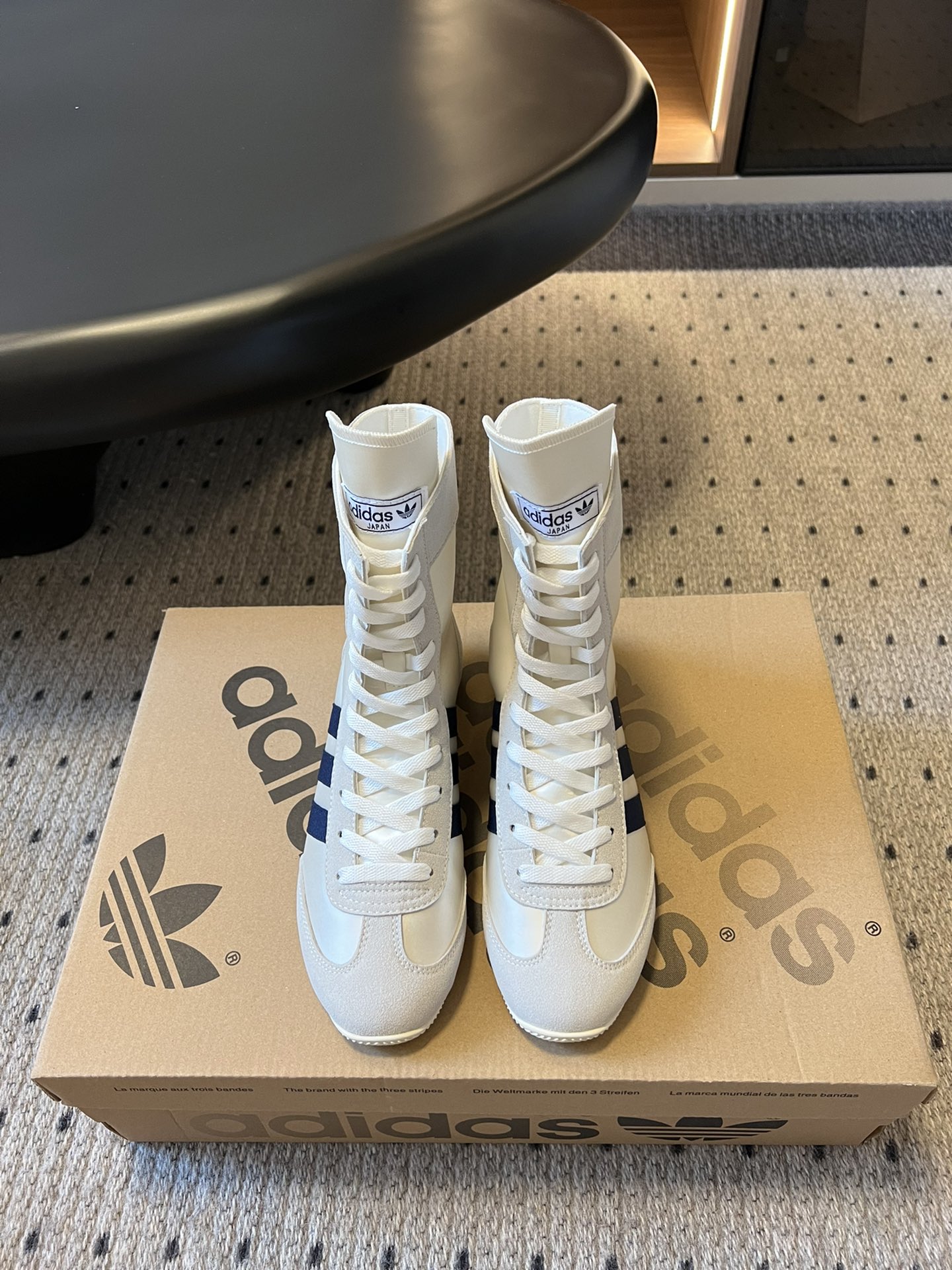 NO:388869,Adida*s Jennie's same Taekwondo Taekwondo shoes, Clover, Boxing Shoes, Retro, Casual, Sports Shoes, Fashionable and versatile, Many internet celebrity fashion bloggers have to say that this design is too colored, basically you can become the focus without any matching of a pair of shoes. The classic three-bar paired with a retro small design is super durable. Material imported Niujing/original mold opening fabric, paired with double-lined diamond pattern, original private model and sole, size 35-40 (40 custom made, no return or exchange), boots, adidas, boots, sneakers19860909Adida*s阿迪达*斯 Jennie同款Taekwondo跆拳道鞋 三叶草 拳击鞋 复古 休闲 运动鞋 时尚百搭 超多网红时尚博主种草 不得不说这设计这颜色太出片了 基本不用任何搭配一双鞋就能成为的焦点 经典的三条杠搭配复古小设计超耐看 材质进口牛京/原版开模布料 搭配双走线菱格纹 大底原版私模大底 码数35-40（40订做不退换）,靴子,adidas,boots,sneakers,Women's Shoes