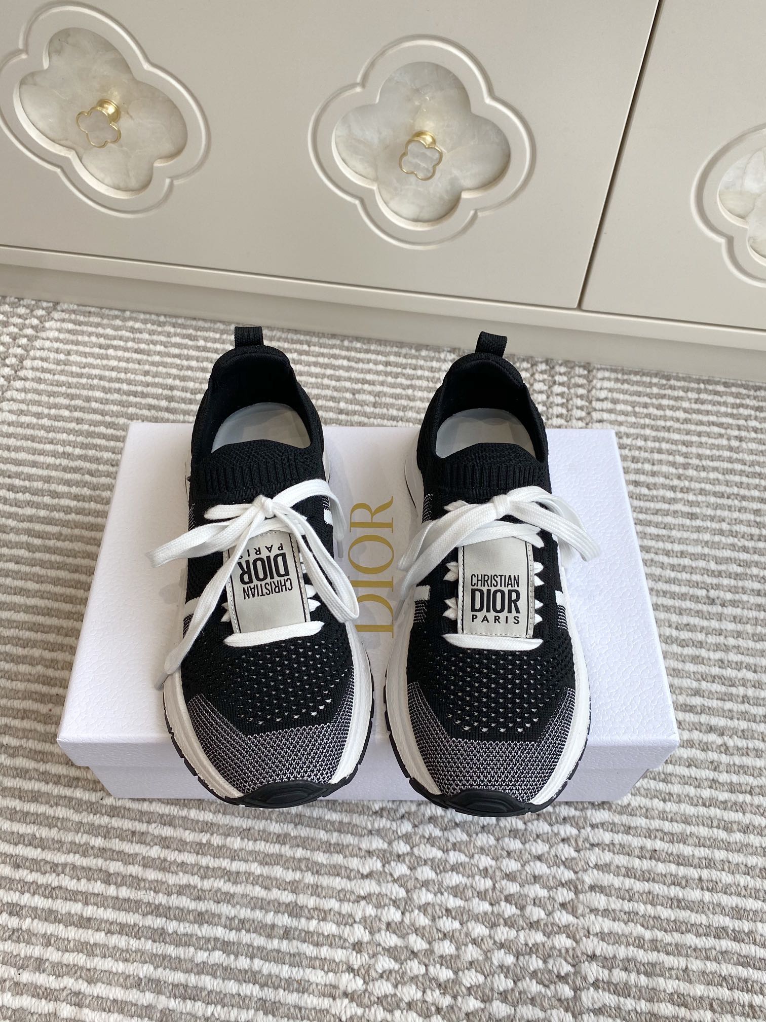 NO:403166,Batch couples Purchase grade Dior Runn Ultralight Running Sports Shoes This Run'n'Dior sneakers are a new product in the 2025 autumn series, reinterpreting the sports style with an elegant and fashionable look. The upper is carefully crafted with white mesh fabric, and the laces and heels are decorated with the Christian Dior Paris logo. The exquisite two-color sole is light and soft, which adds a high-order temperament to all kinds of casual looks. The upper is customized with fly woven surface, inner lining, sheepskin original Lucky Star outsole Size35-45 full package, casual shoes/sports shoes, dior, dior, sneakers, sheepskin19860909批 情侣 代购级Dior迪奥Runn 超轻跑步运动鞋 这款 Run'n'Dior 运动鞋是二零二五秋季系列新品,以优雅时尚的造型重新演绎运动风格.鞋面采用白色网眼织物精心制作,鞋带和鞋跟饰以 Christian Dior Paris 标志.精致的双色鞋底轻盈柔软,可为各式休闲造型增添高订气质 鞋面原版定制飞织面 内里羊皮内里 大底原版幸运星大底 Size35-45全套包装,休闲鞋/运动鞋,dior,dior,sneakers,sheepskin,Women's Shoes