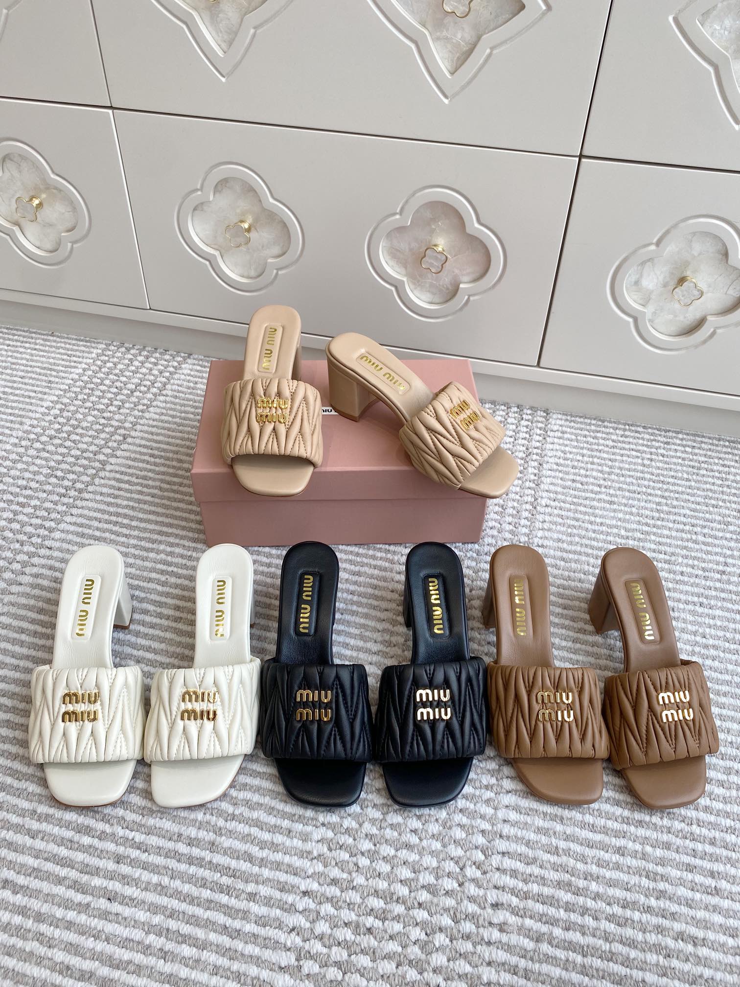 NO:403161,miumiu · wrinkled sheepskin thick heel slippers · 35-41, slippers, miumiu, slippers, sheepskin19860909miumiu·褶皱羊皮粗跟拖鞋·35-41,拖鞋,miumiu,slippers,sheepskin,Women's Shoes