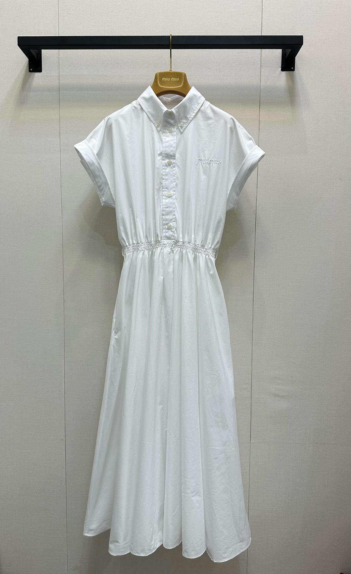 NO:335037,Miumi*2025 new dress, customized YB sunscreen fabric is breathable, comfortable and skin-friendly, lapel open button dress, waist blocking design, full of weight skirt hem is extremely tolerant to the figure, use elastic waist envelope to decorate, fit the curve to outline the waist, and create an intellectual and elegant outfit with a good proportion of top and bottom length. The chest pocket is embellished with the iconic letter logo to enhance the brand style and meet the various needs of commuting and dating. The outfit is more age-reducing and playful. Customized face accessories. Accurate version. High version. Real shots of large goods,,miumiu, skirts, alexander wang19860909Miumi*2025新品连衣裙,定制YB防晒面料质感透气 舒适亲肤 翻领开扣连衣裙 腰部打拦设计 分量感十足的裙摆对身材包容度极高 利用弹力腰封装饰 贴合曲线勾勒腰身 同时打造上短下长好比例的知性优雅穿搭 胸前口袋点缀标志性字母徽标 提升品牌格调 满足通勤约会多种需求 穿搭更显减龄俏皮 定制面辅料 认准版本 高版本 大货实拍,,miumiu,skirts,alexander wang,Women's clothing